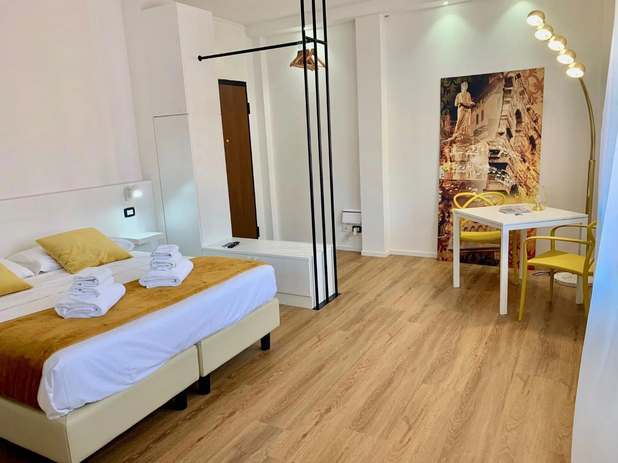 Photo of the whole room, Bed in Truly Verona