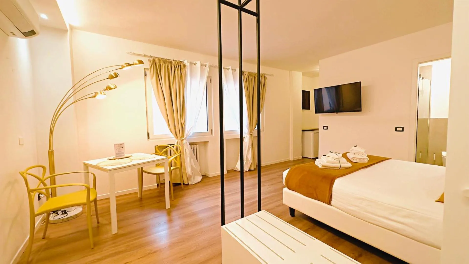 Seating area, Bed in Truly Verona