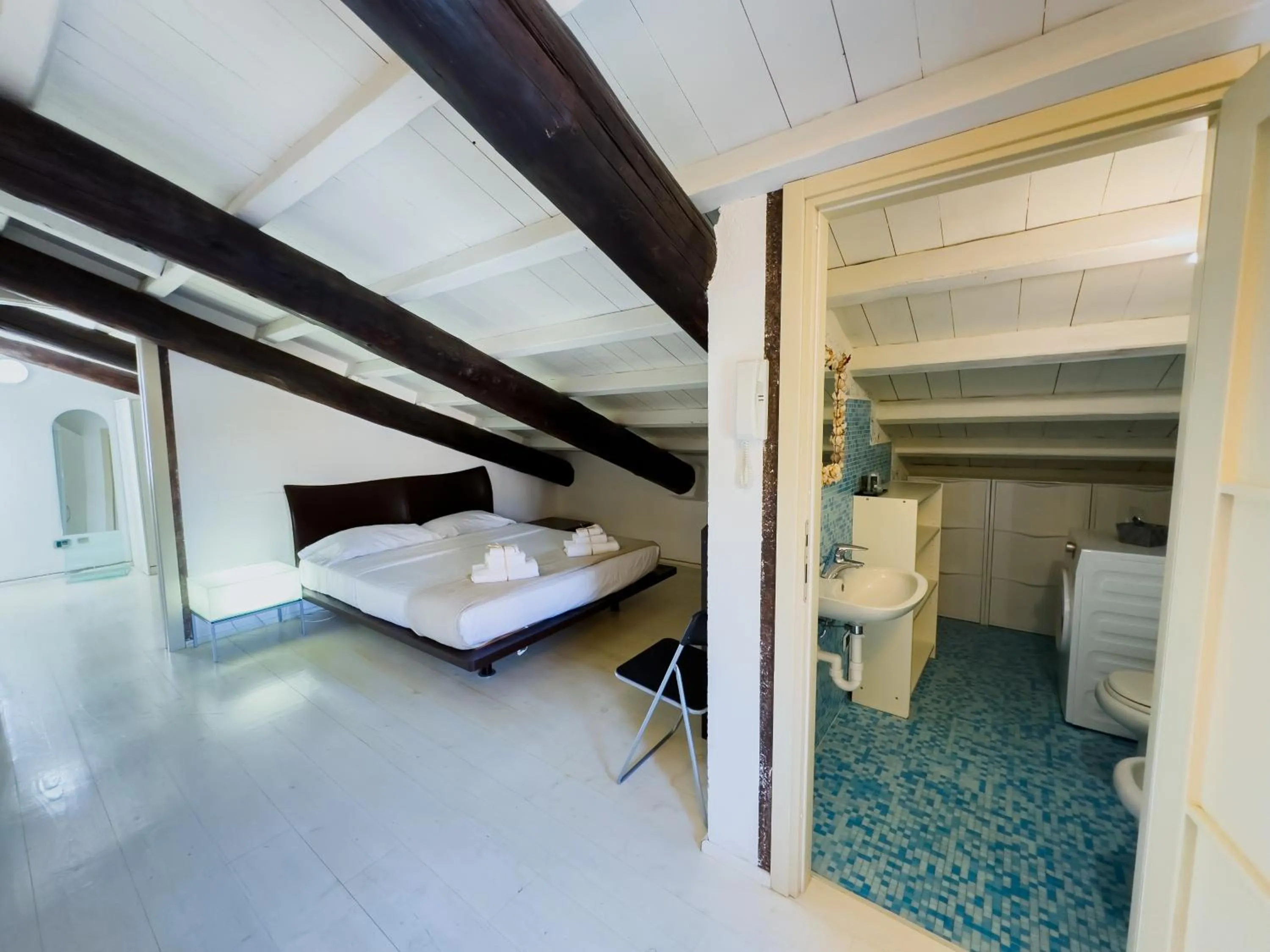 Bathroom, Bed in Truly Verona