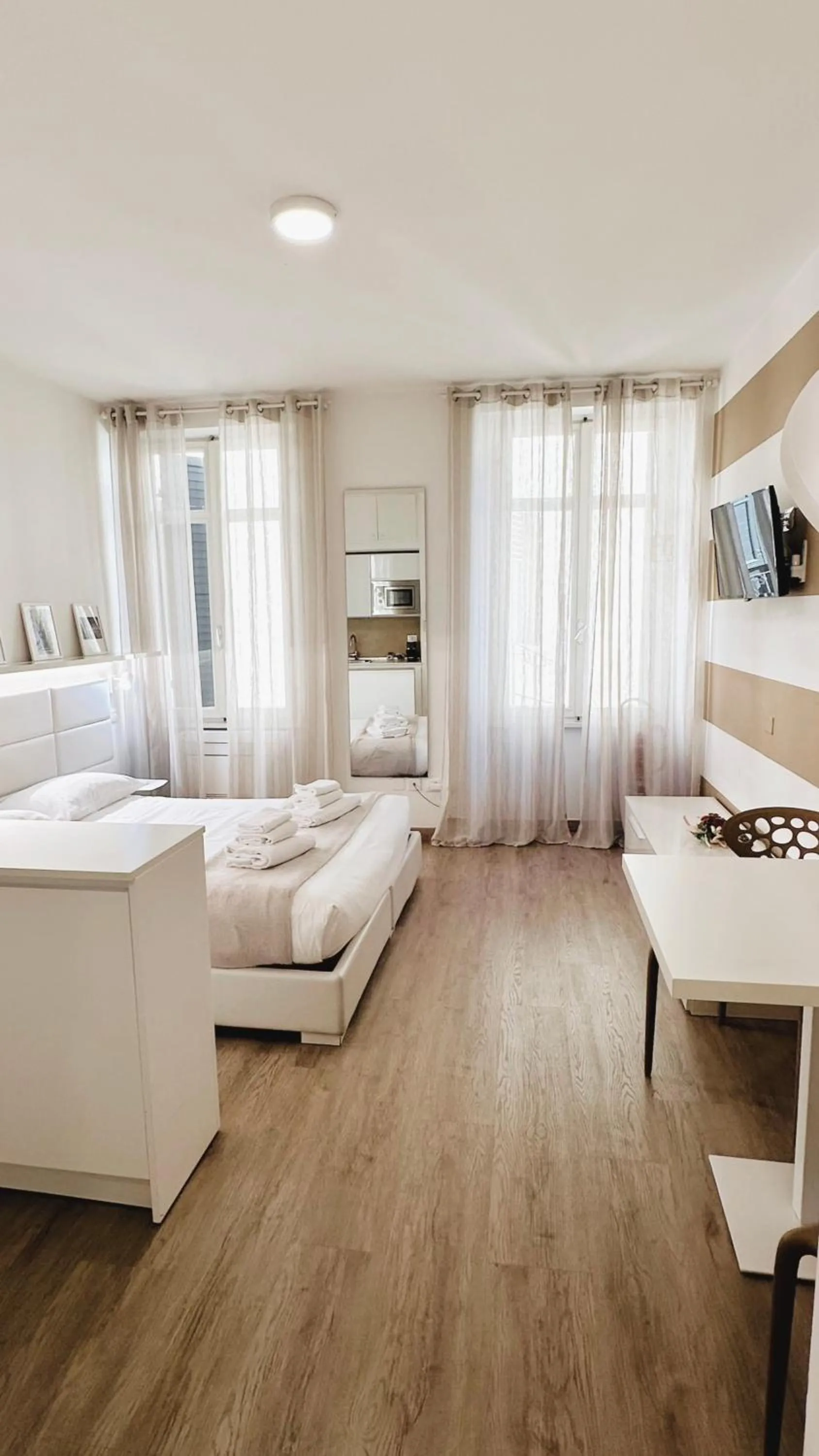 Seating area, Bed in Truly Verona