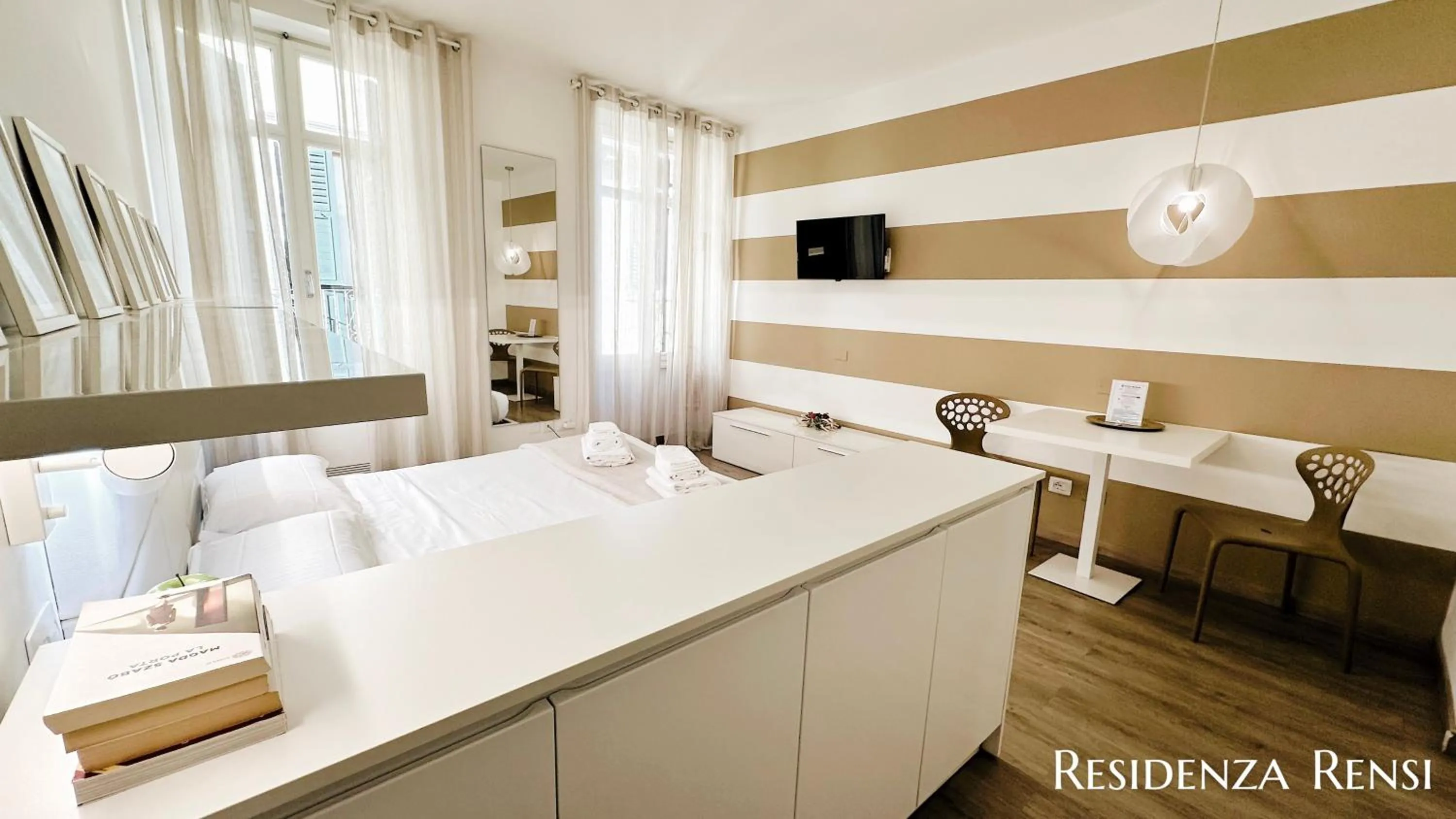 Seating area, Bed in Truly Verona