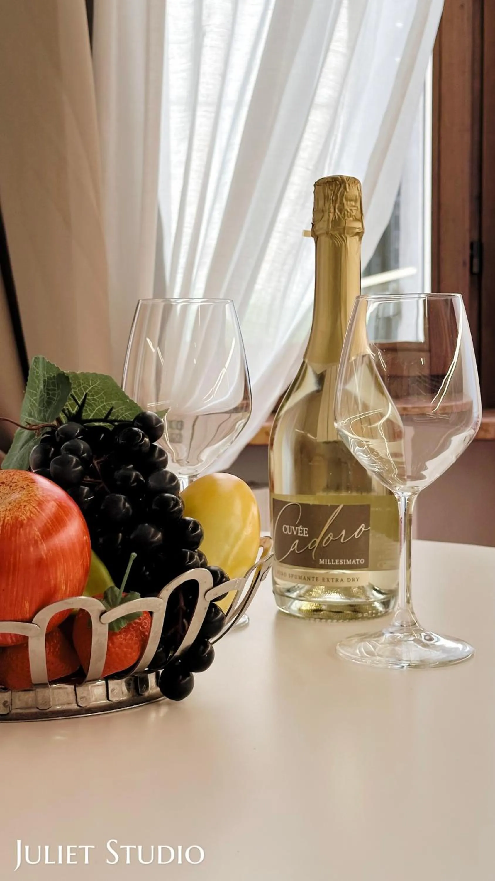 Photo of the whole room in Truly Verona