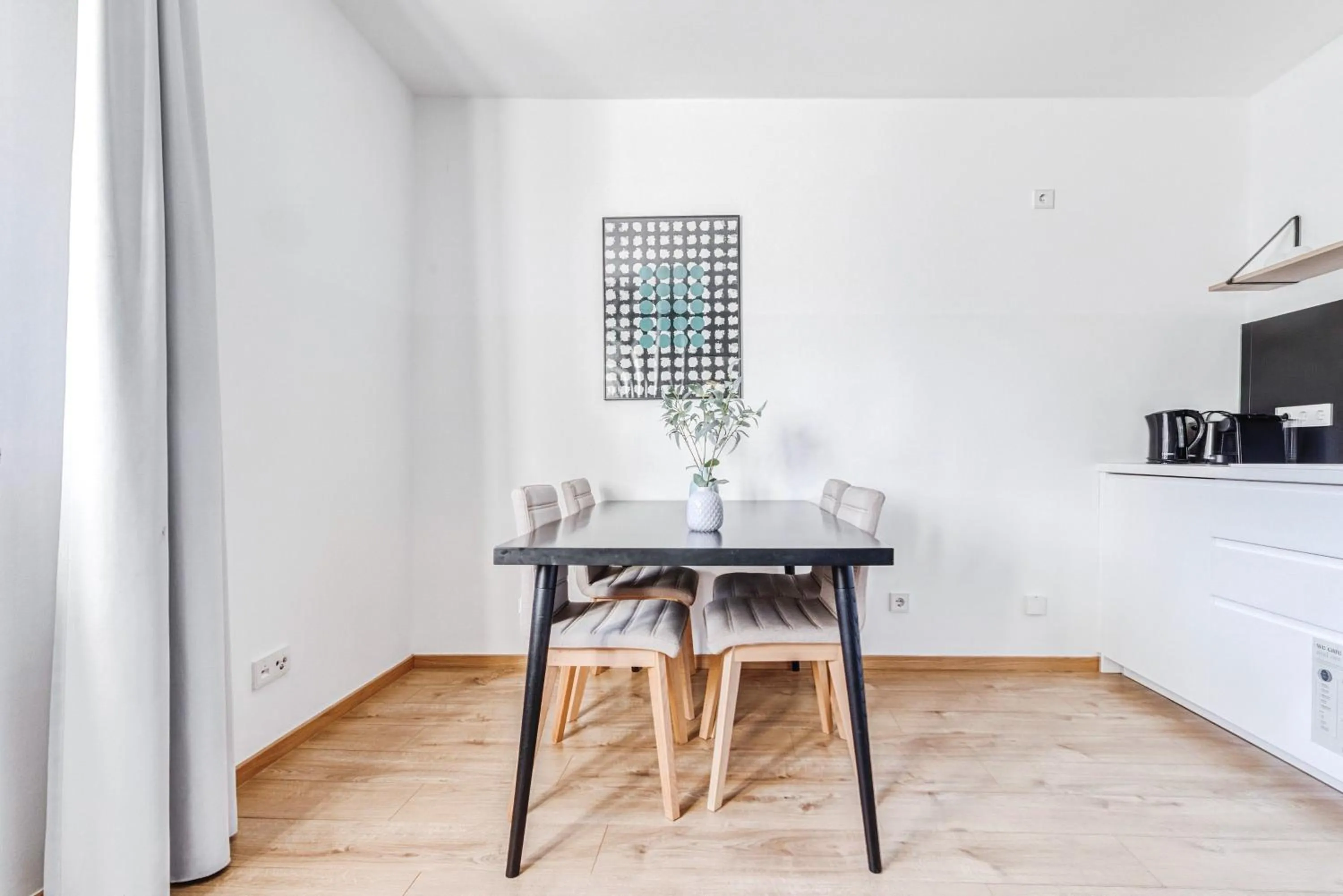 Dining area in Limehome Augsburg Pilgerhausstraße