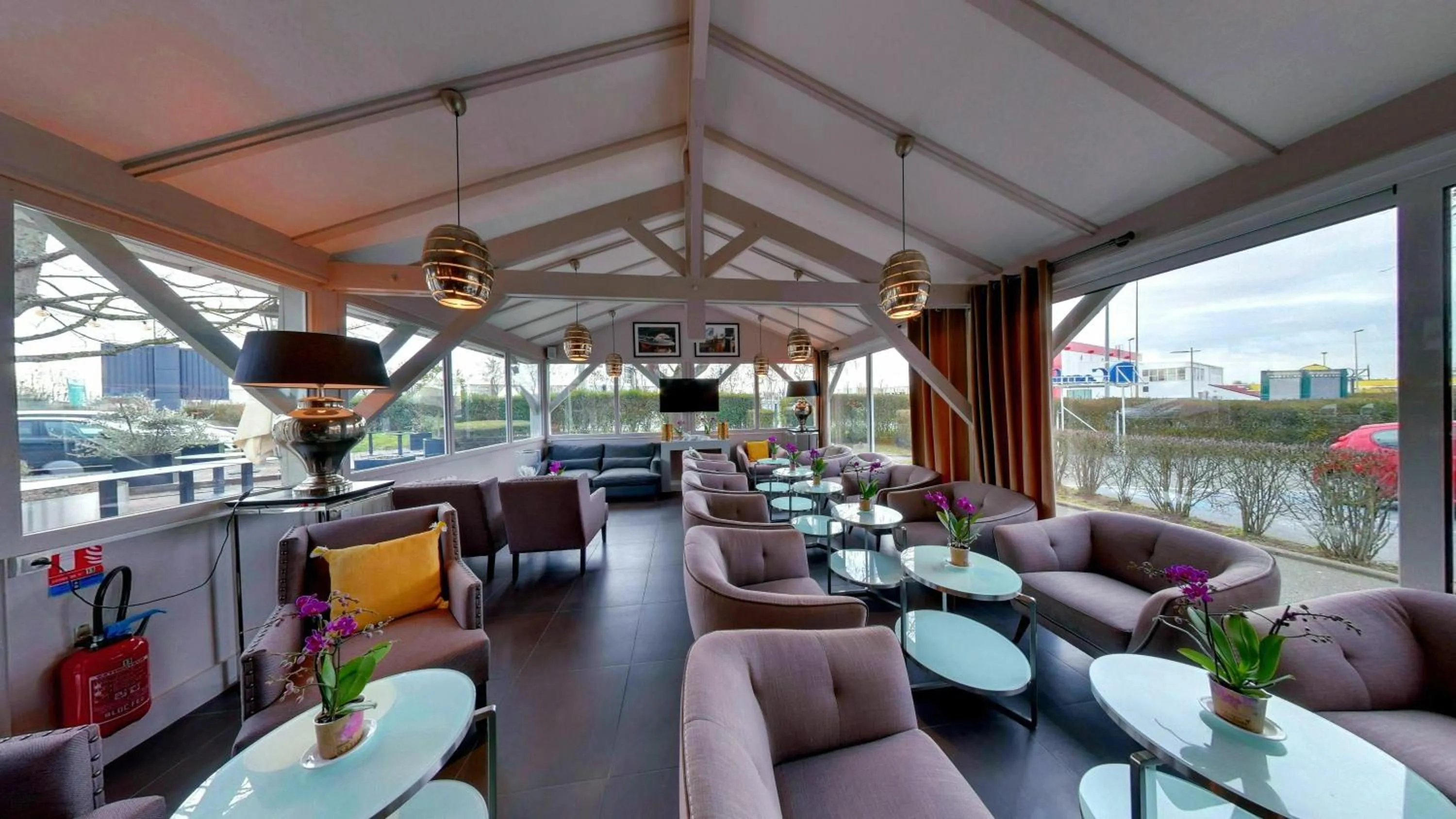 Lounge or bar in Hotel Acadie Les Ulis