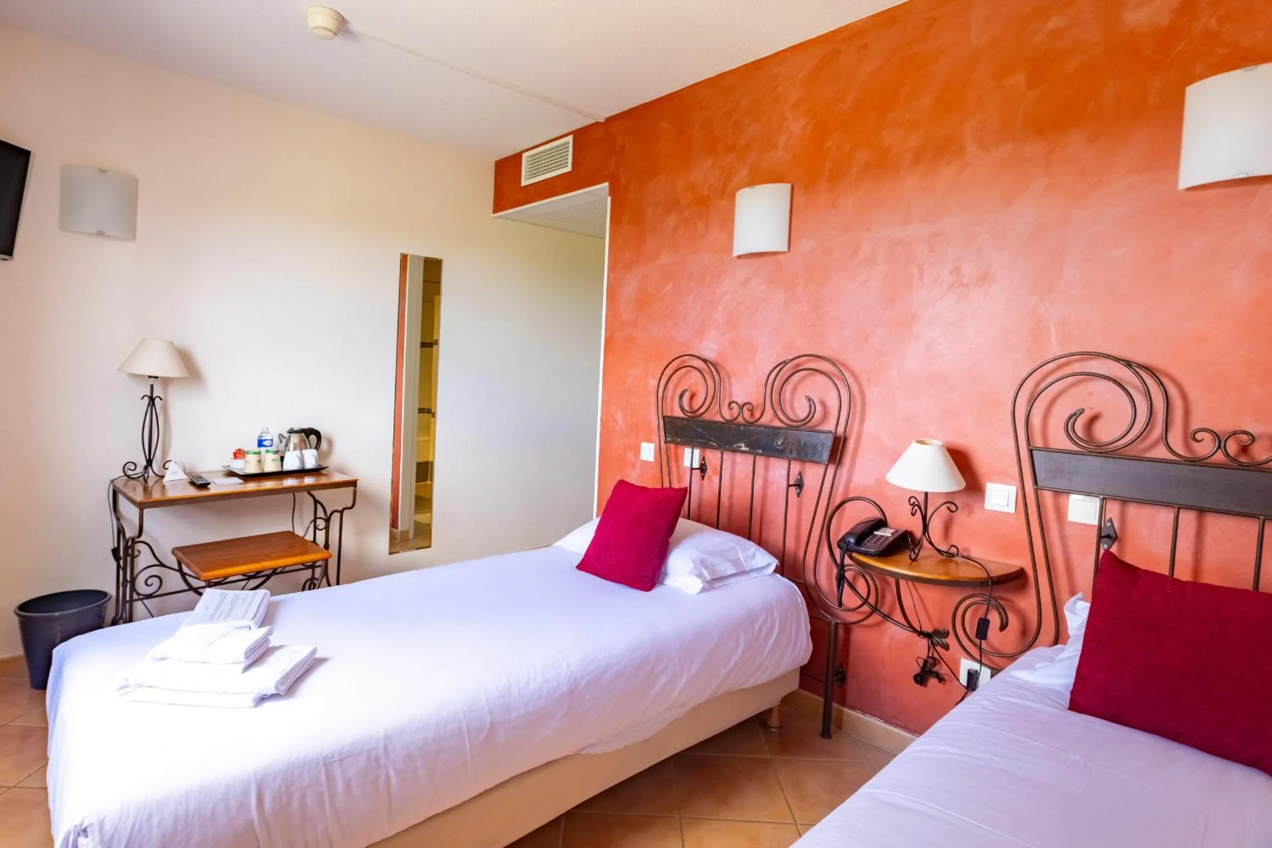 Standard Twin Room in Hotel Restaurant Le Gardon - Pont du Gard