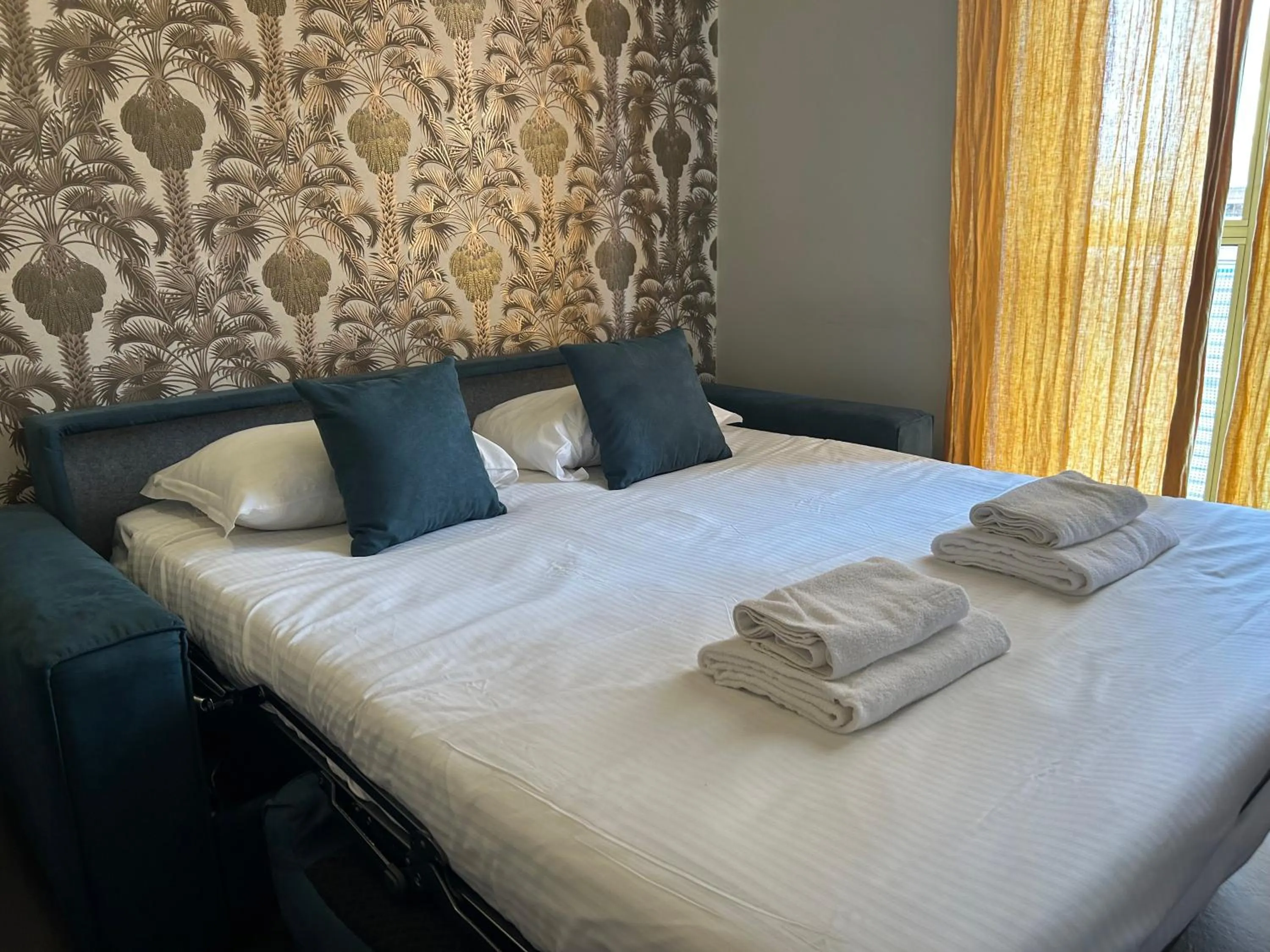 Bed in Cavour Urban Rooms by GHOR