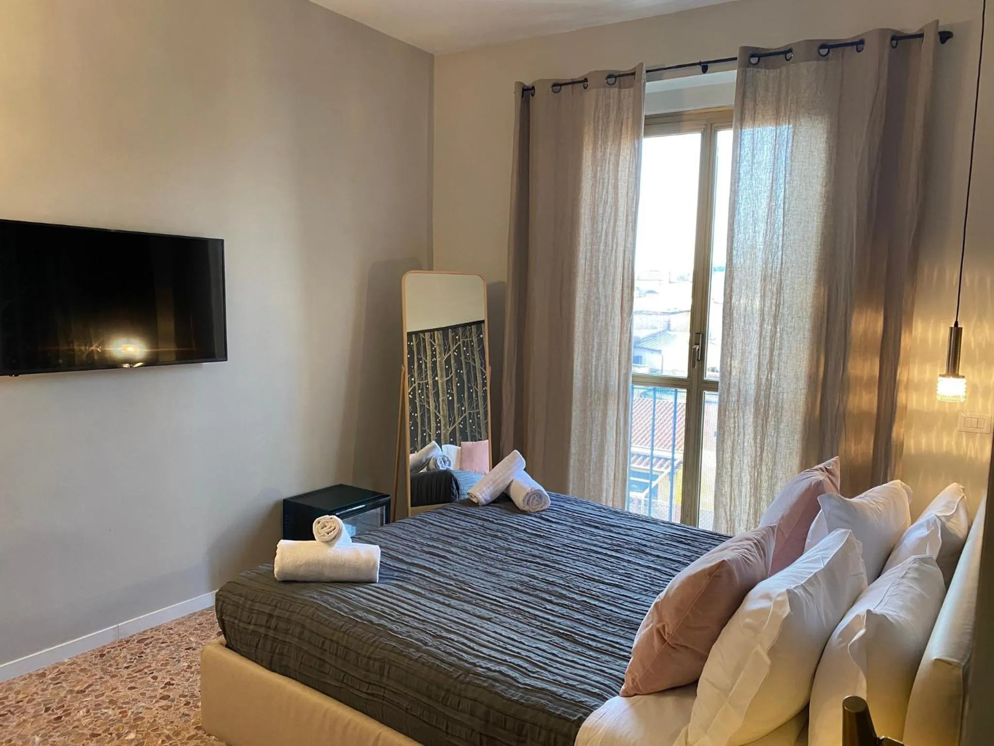 Bed in Cavour Urban Rooms by GHOR