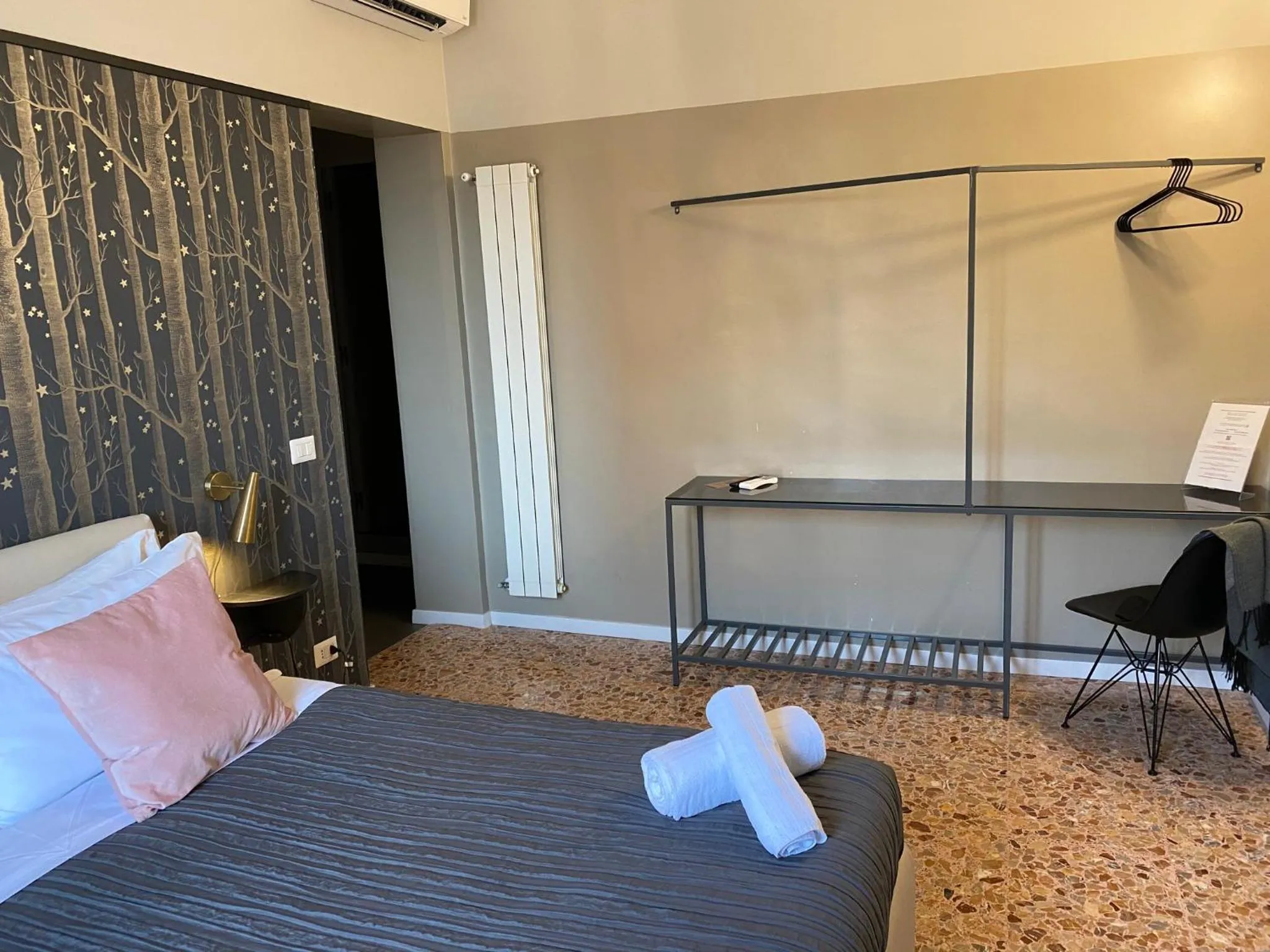 Bed in Cavour Urban Rooms by GHOR