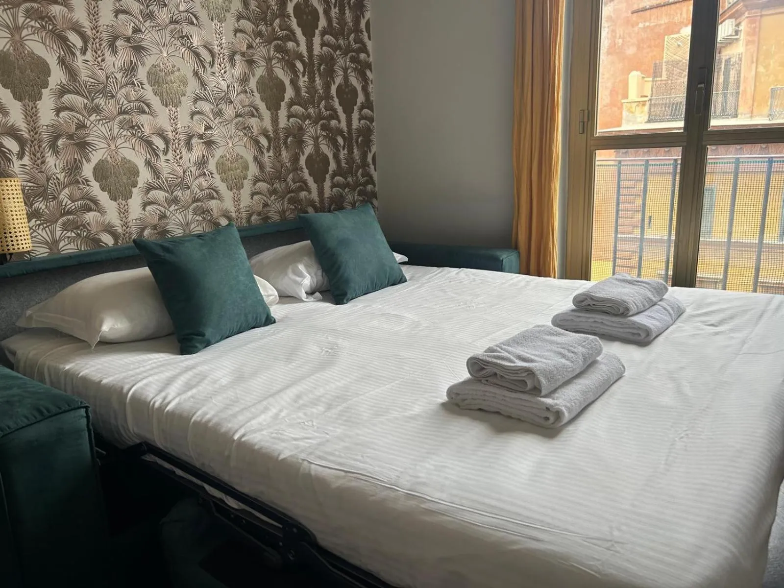 Bed in Cavour Urban Rooms by GHOR