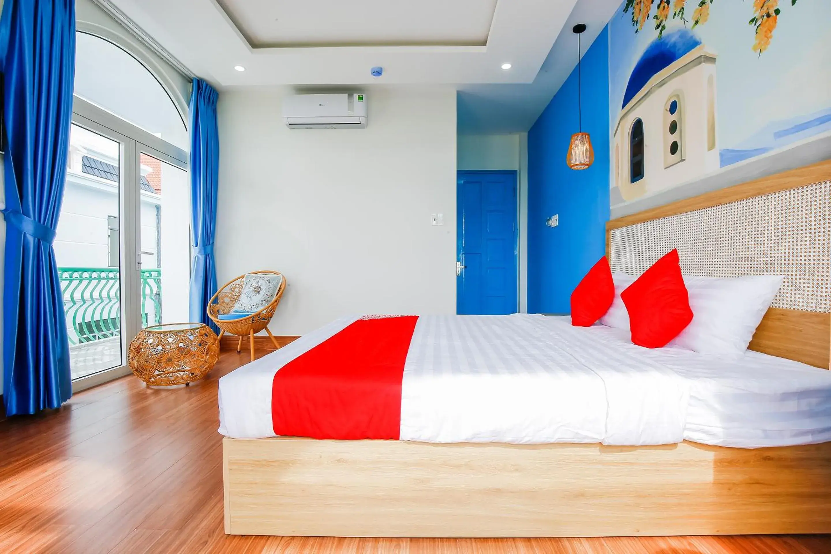 Photo of the whole room, Bed in Santorini House and Coffee Photo of the whole room, Bed in Santorini House and Coffee