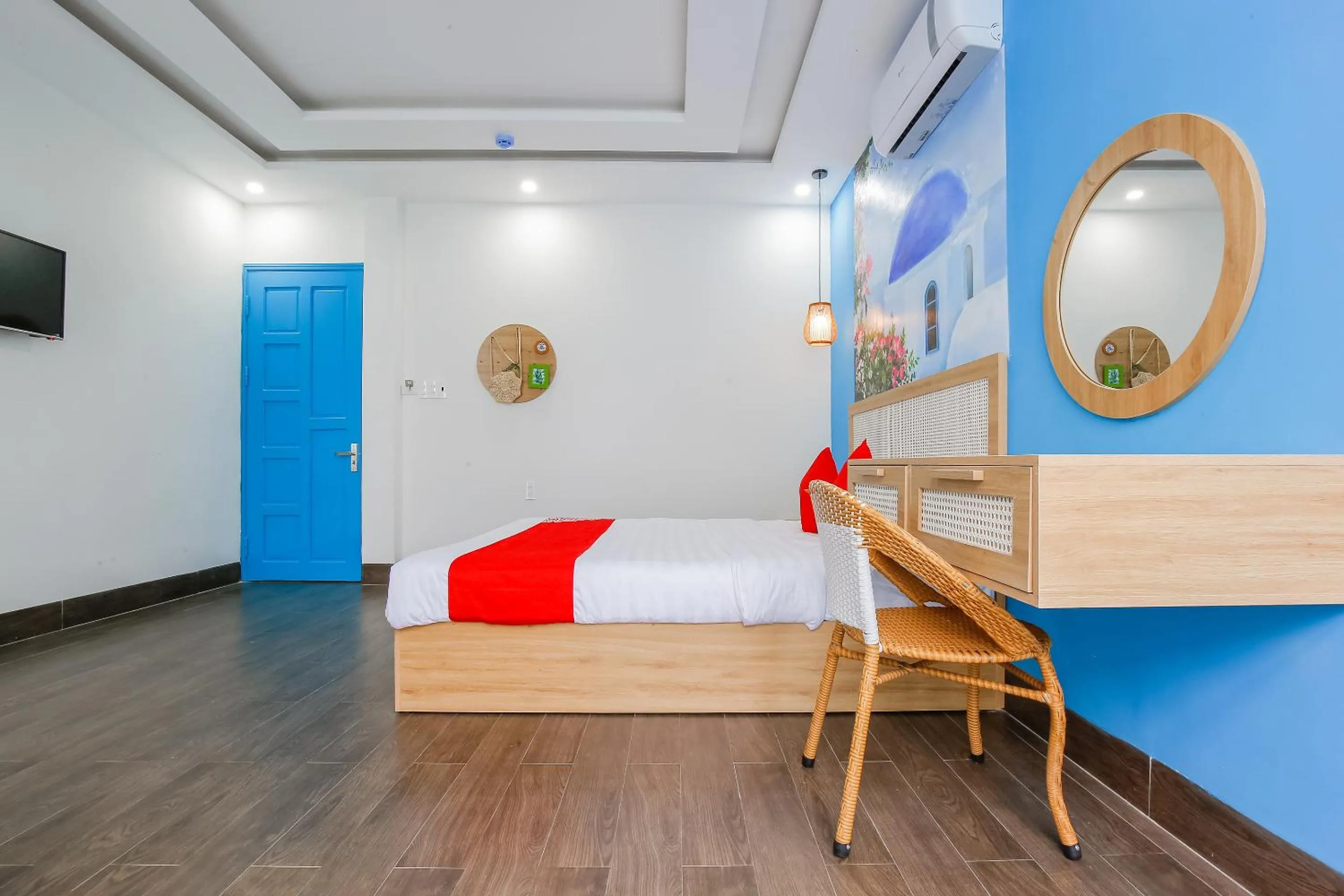 Photo of the whole room, Bed in Santorini House and Coffee