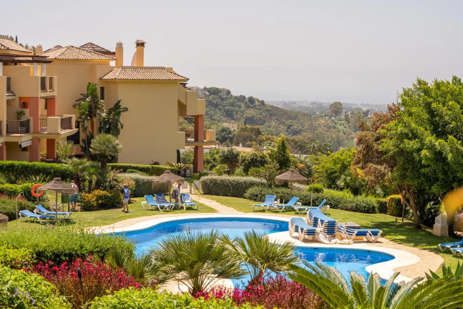 Garden view in LOS ARQUEROS GOLF APARTMENTS