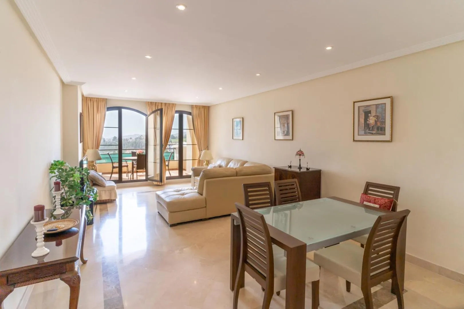 Living room in LOS ARQUEROS GOLF APARTMENTS