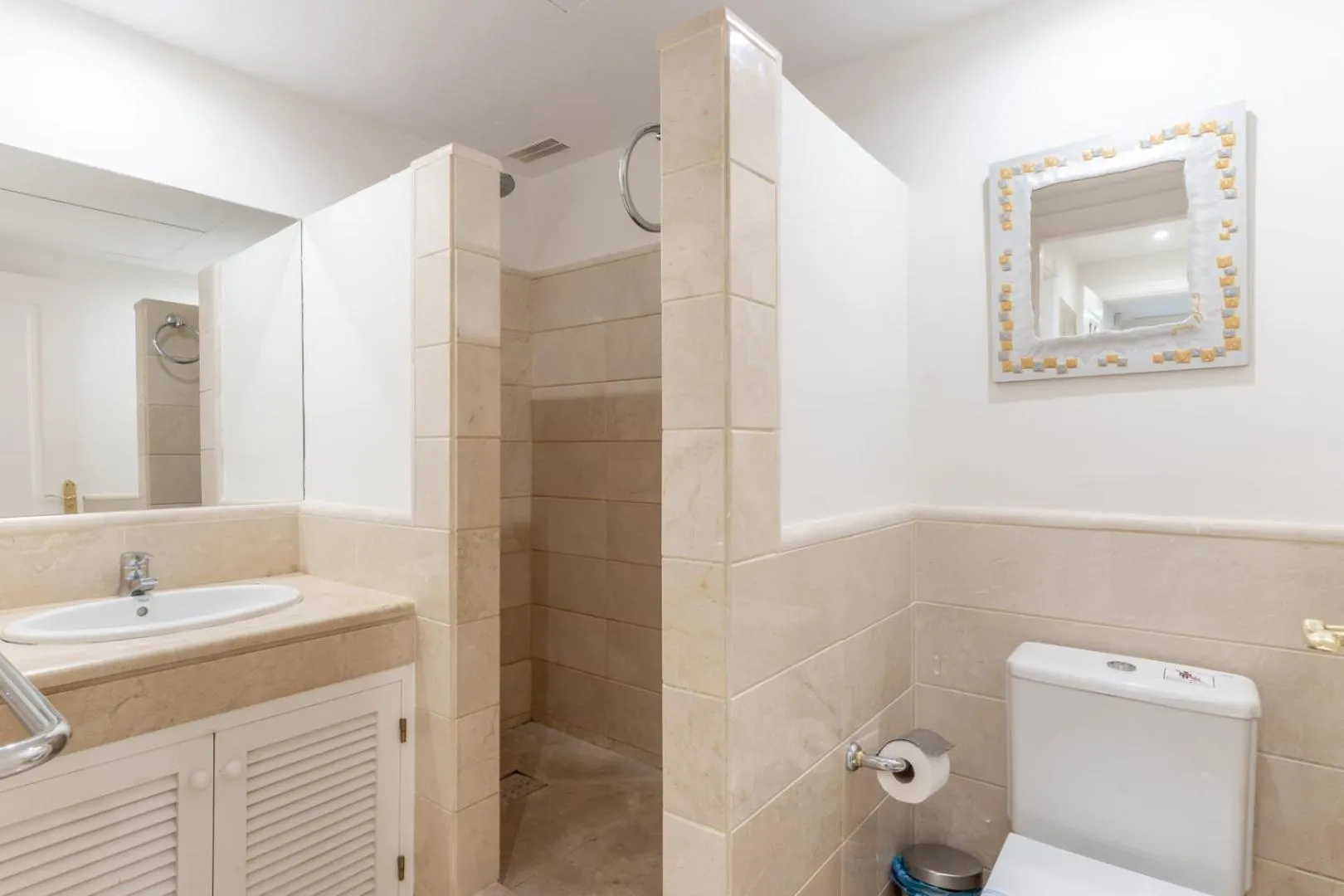 Bathroom in LOS ARQUEROS GOLF APARTMENTS