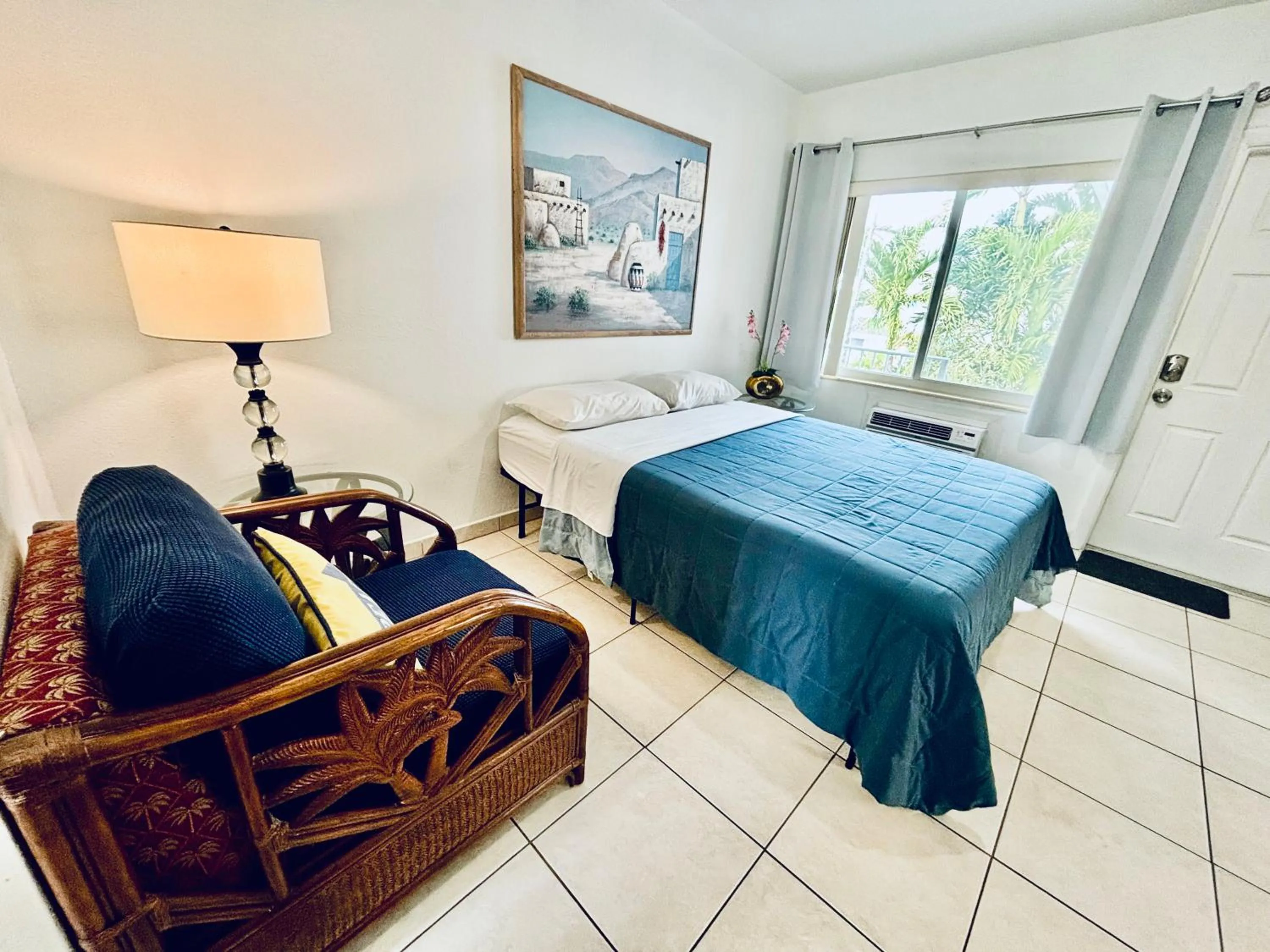 Bed in Beach Tide Motel