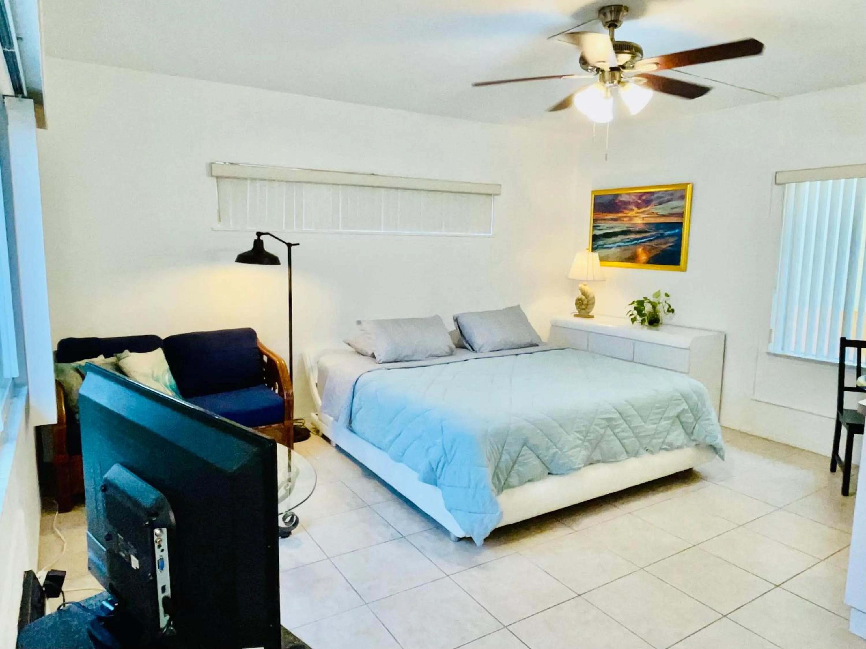 Bed in Beach Tide Motel