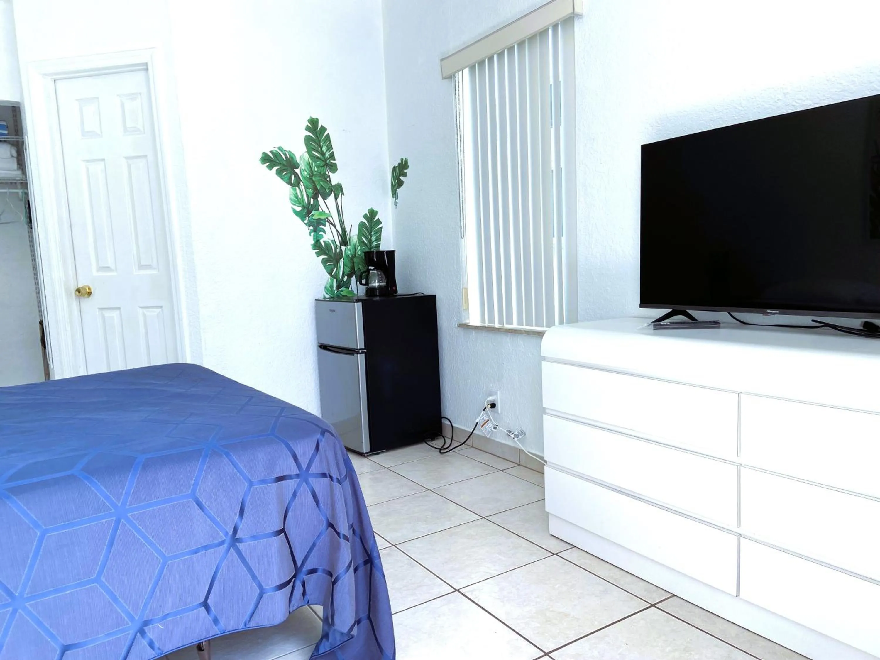 Bed in Beach Tide Motel