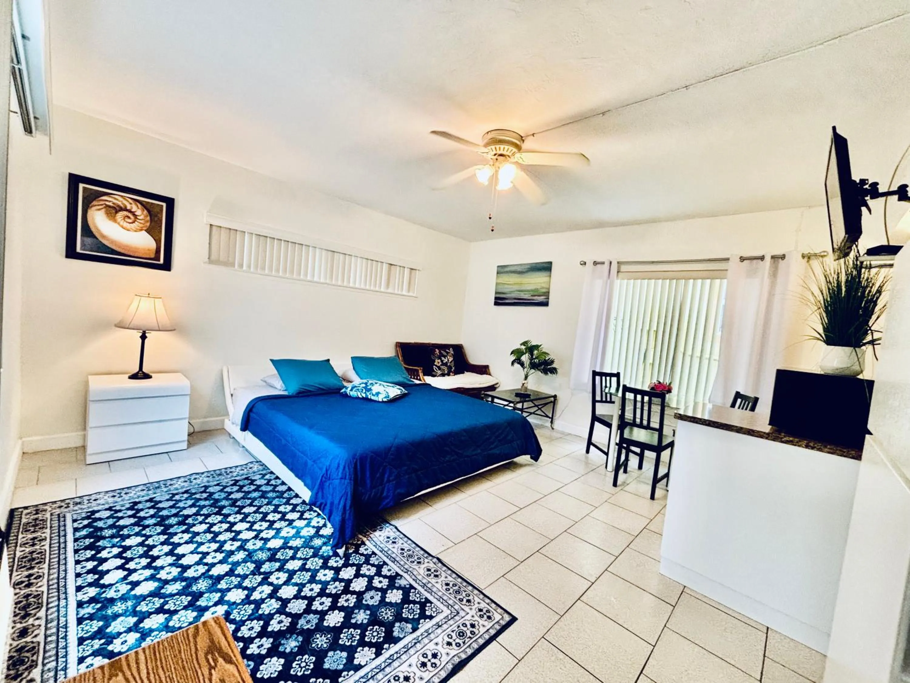 Bed in Beach Tide Motel