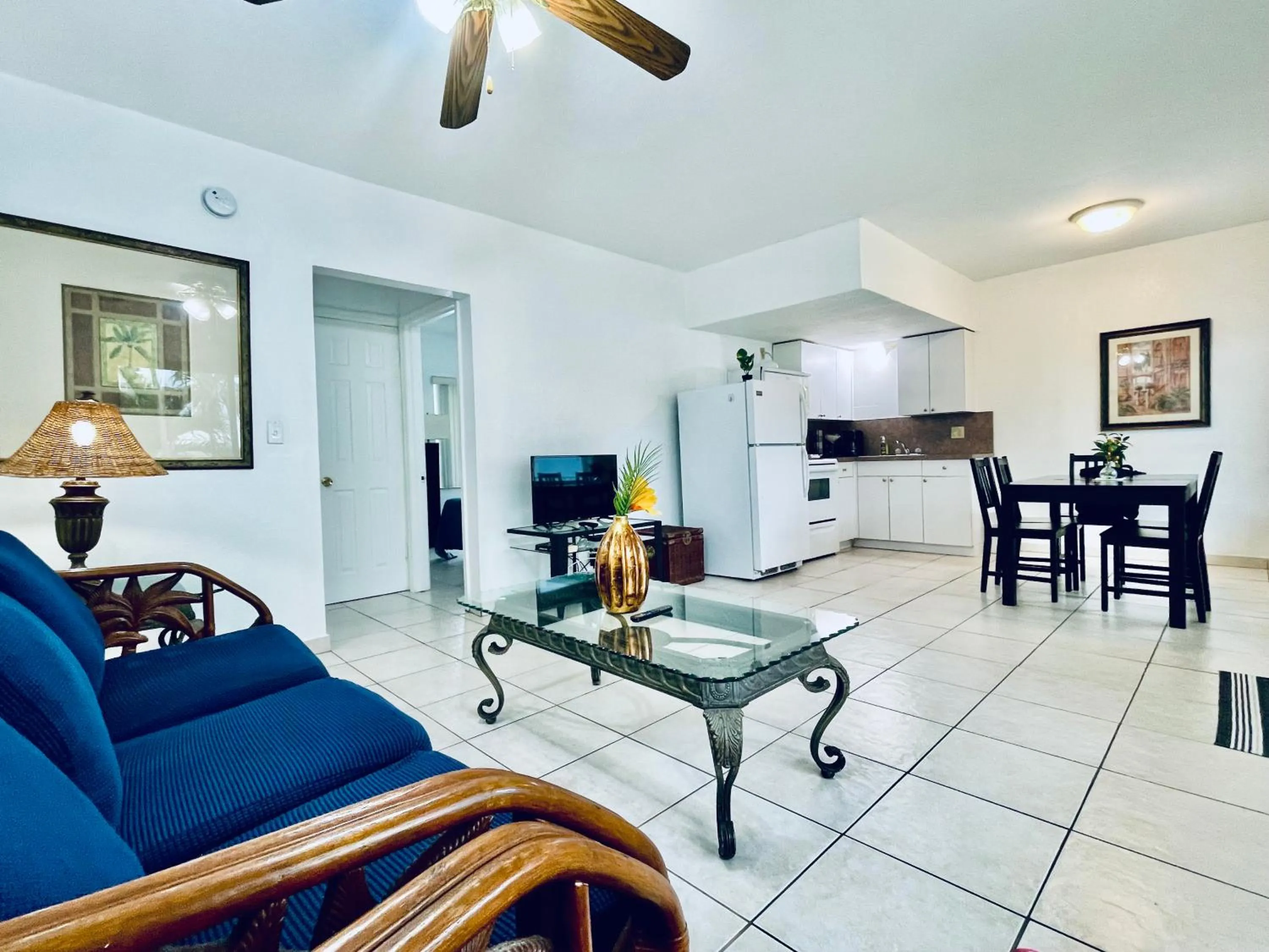 Kitchen or kitchenette in Beach Tide Motel