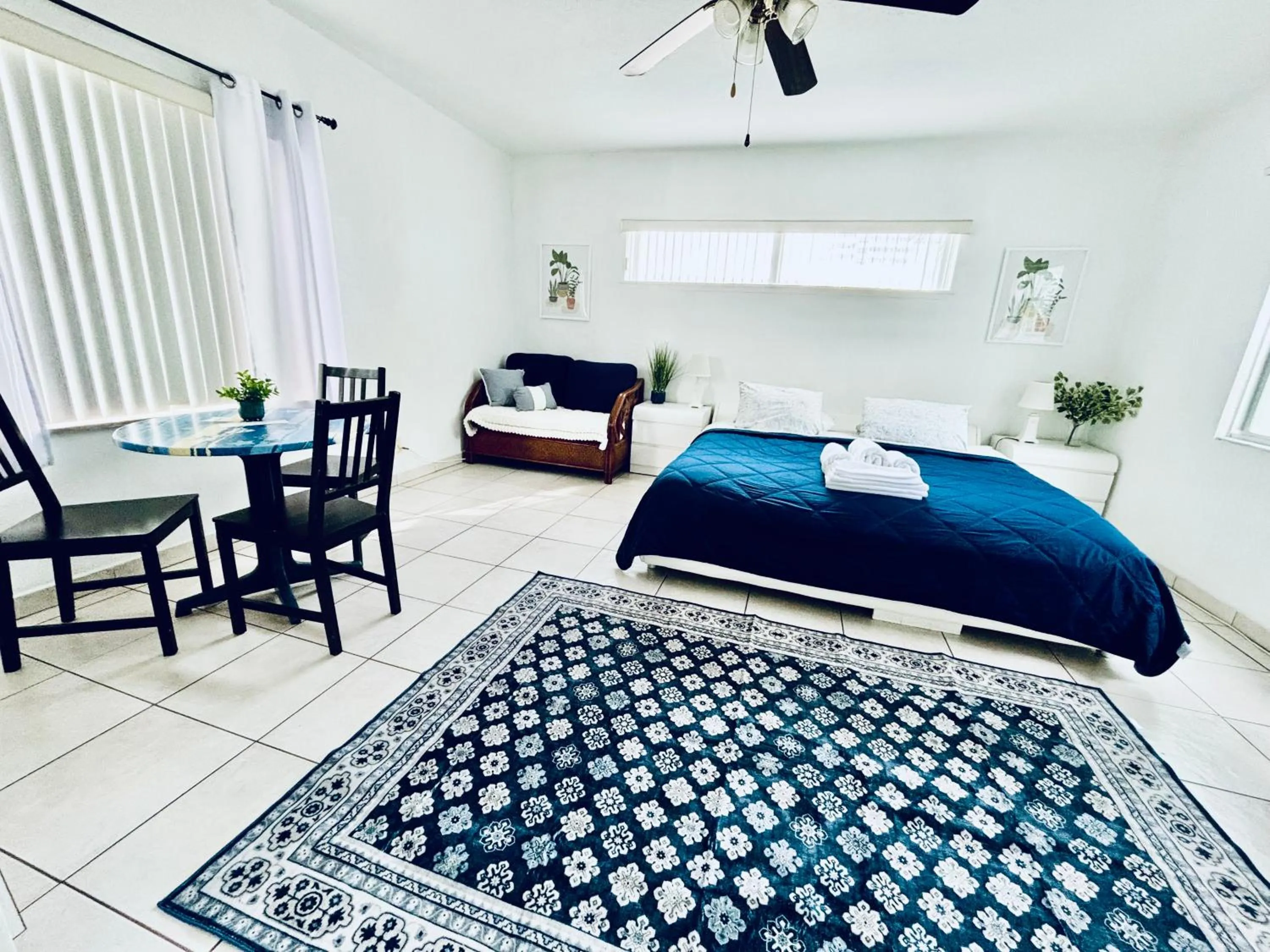 Bed in Beach Tide Motel