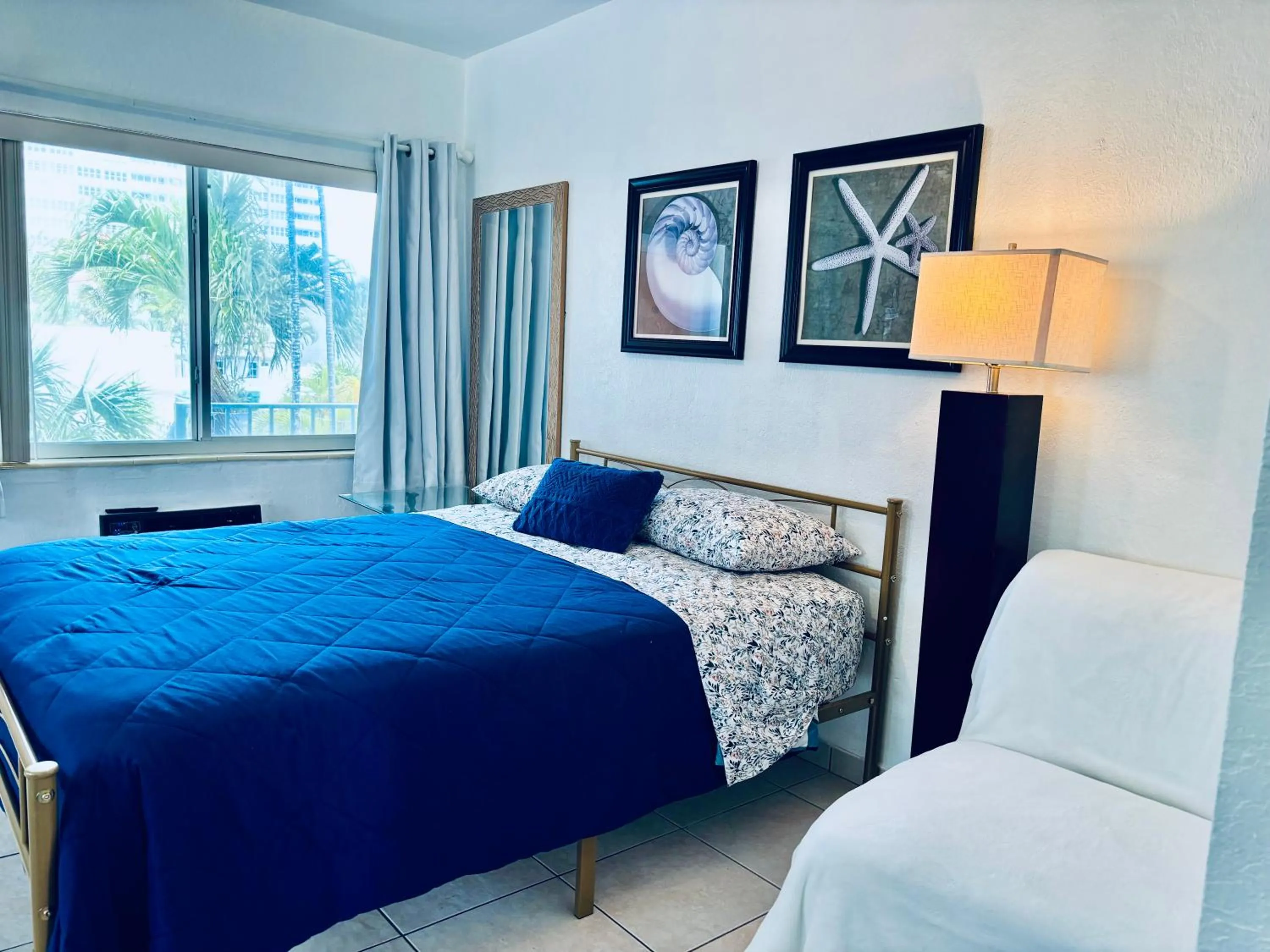 Bed in Beach Tide Motel