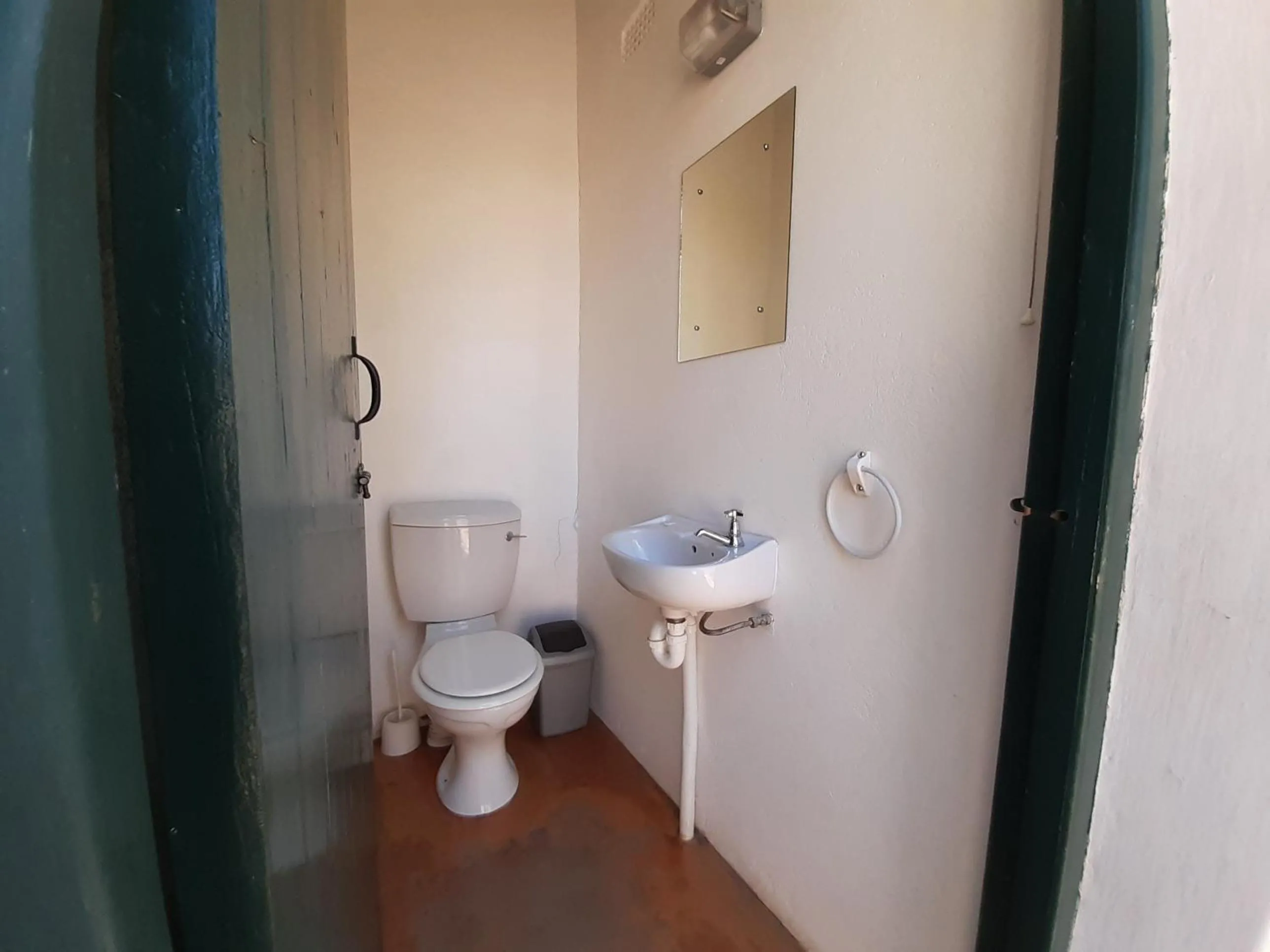 Bathroom in The Owlhouse Backpackers