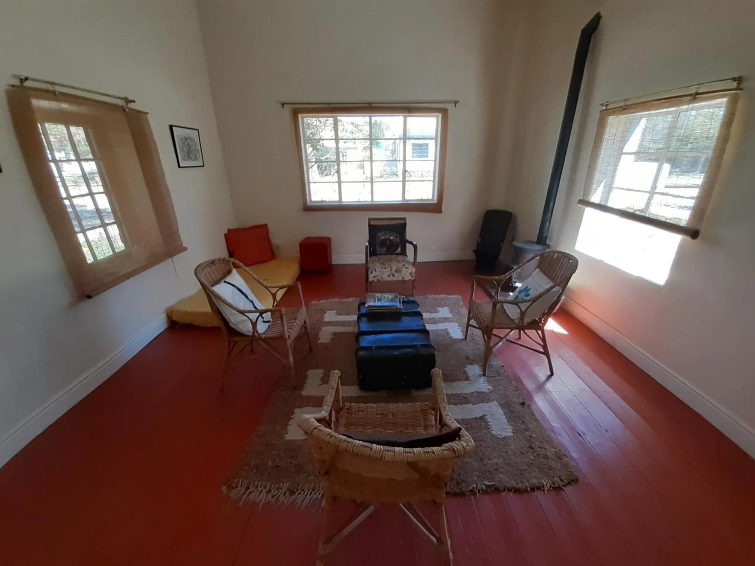Living room in The Owlhouse Backpackers