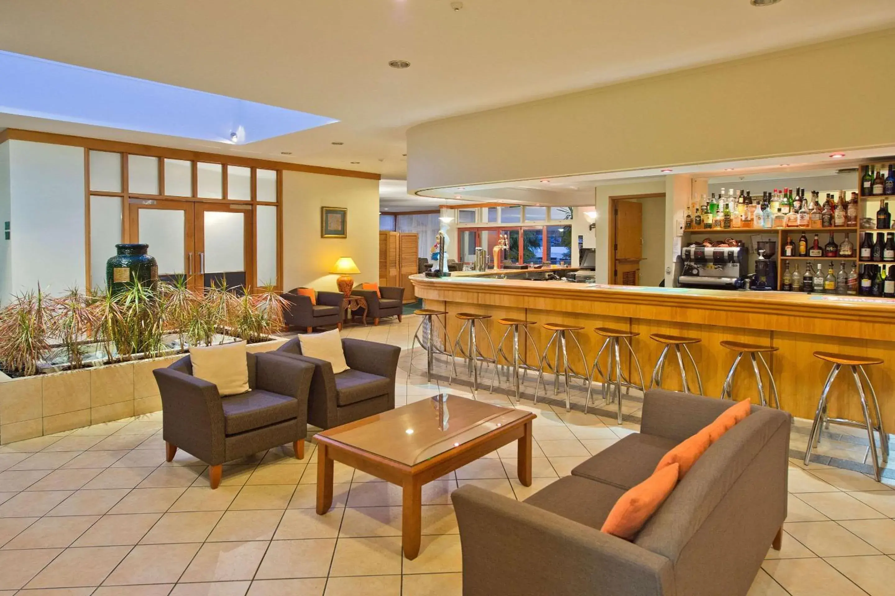 Lounge or bar in Comfort Hotel Flames Whangarei Lounge or bar in Comfort Hotel Flames Whangarei