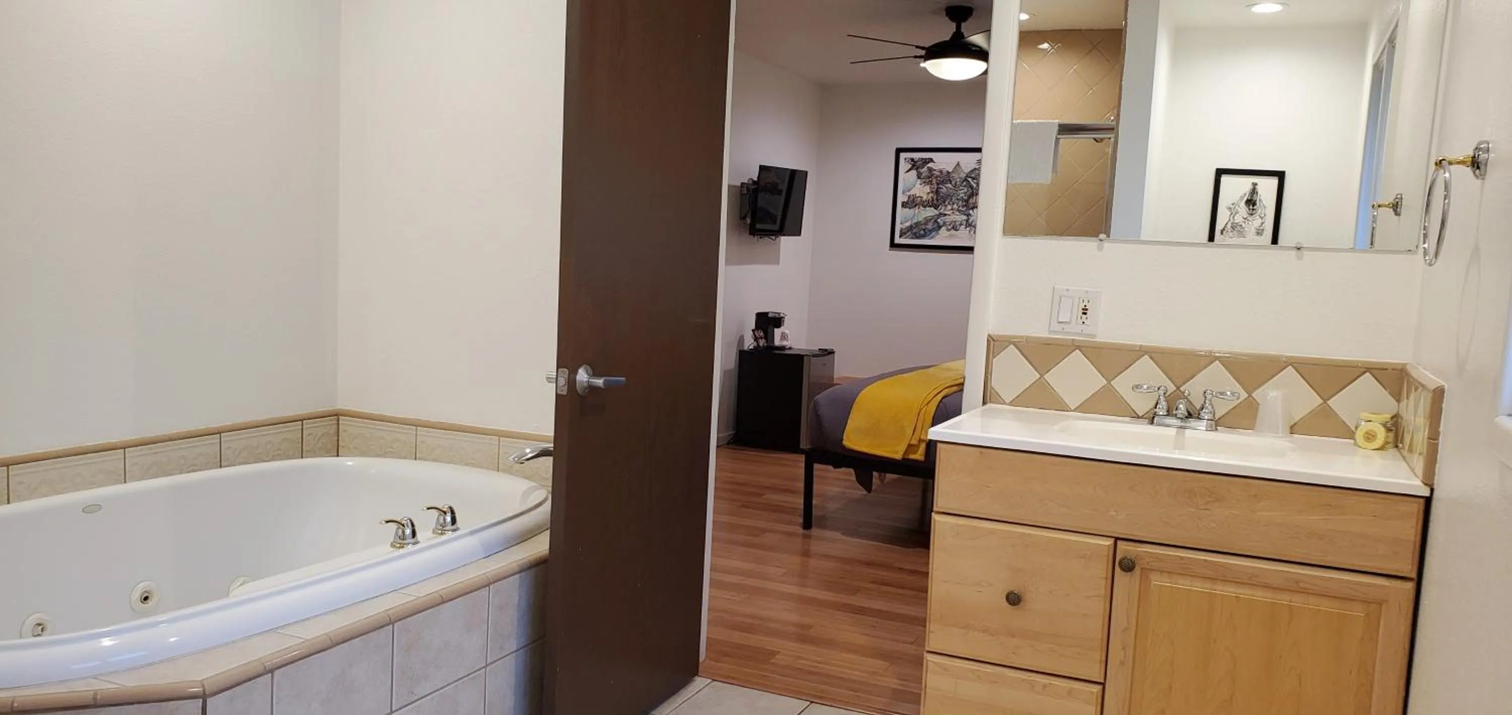 Bed in The Mammoth Inn