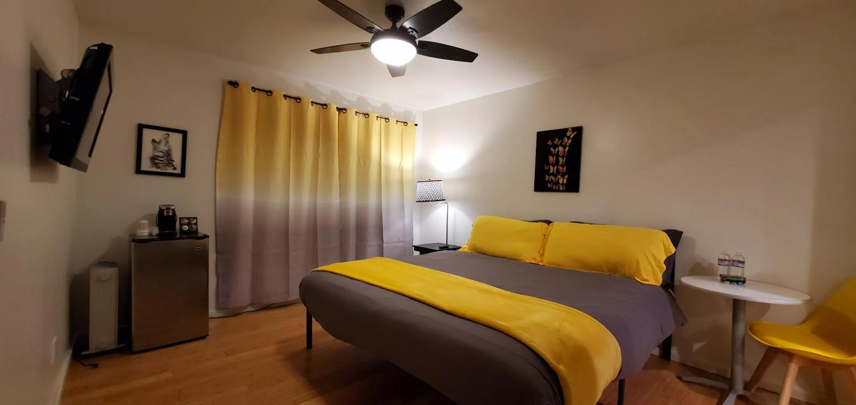 Bed in The Mammoth Inn