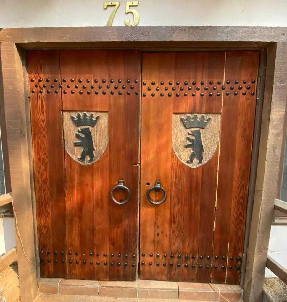 Facade/entrance in The Mammoth Inn Facade/entrance in The Mammoth Inn