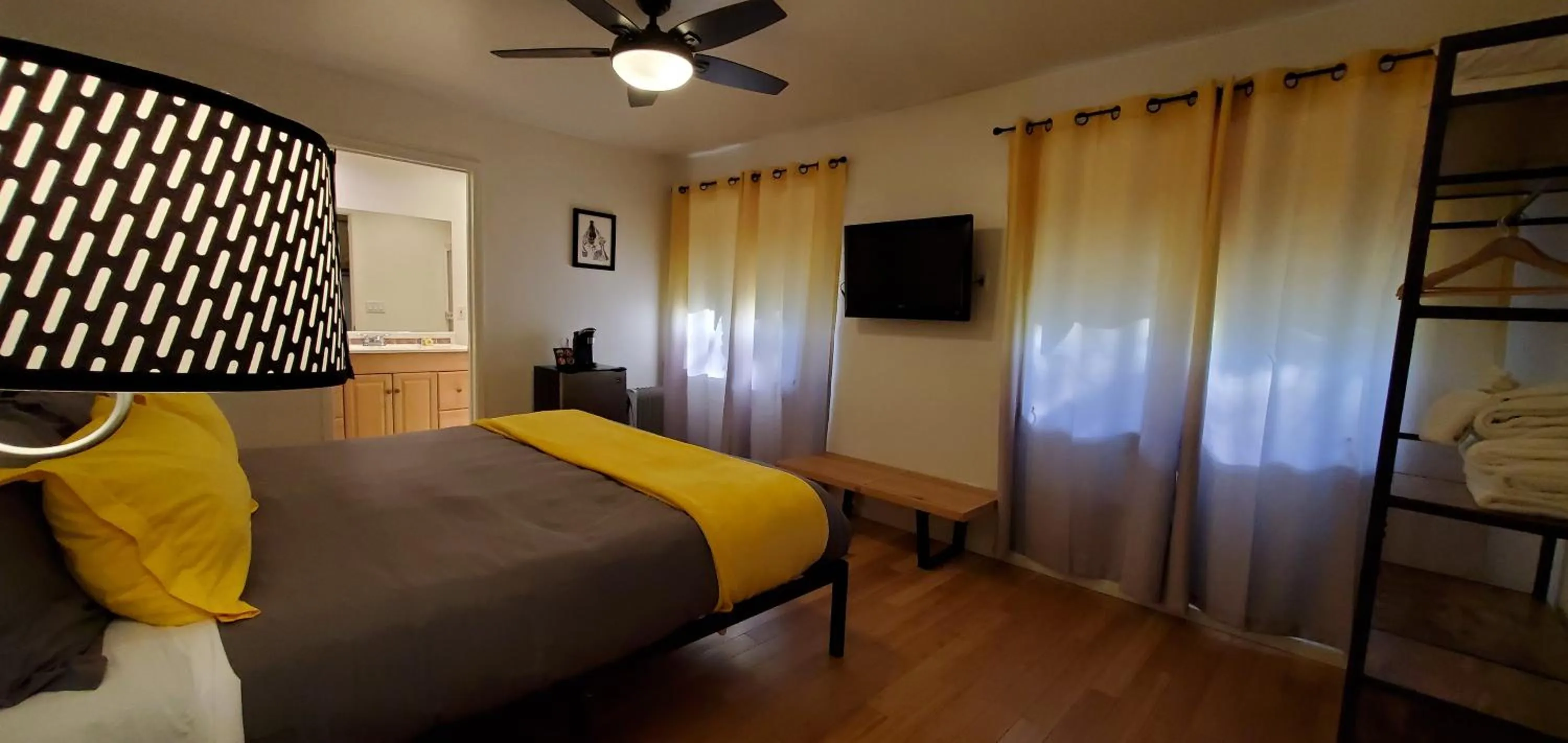 Bed in The Mammoth Inn