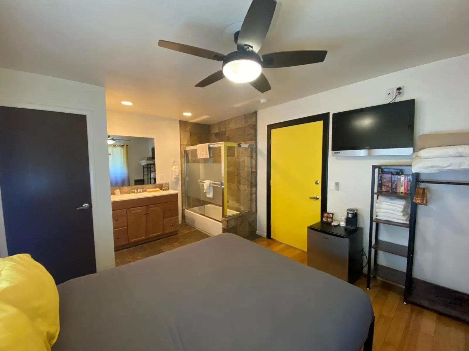 Bed in The Mammoth Inn