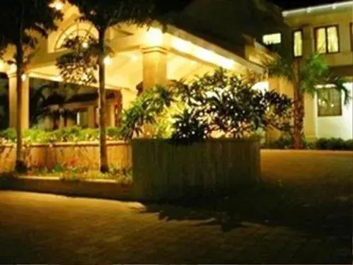 Property building in Palm Meadows Resort Property building in Palm Meadows Resort