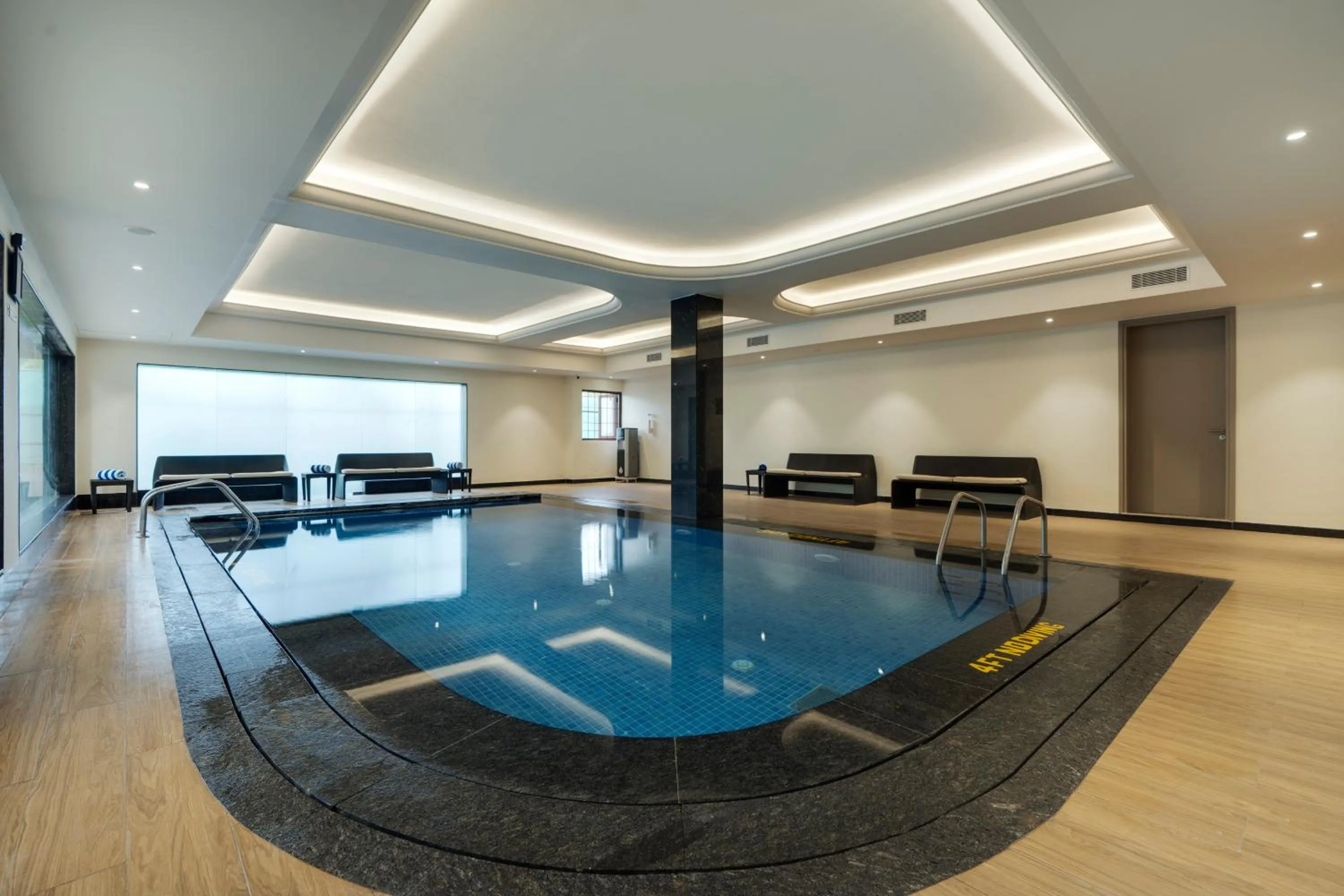 Swimming pool in Palm Meadows Resort