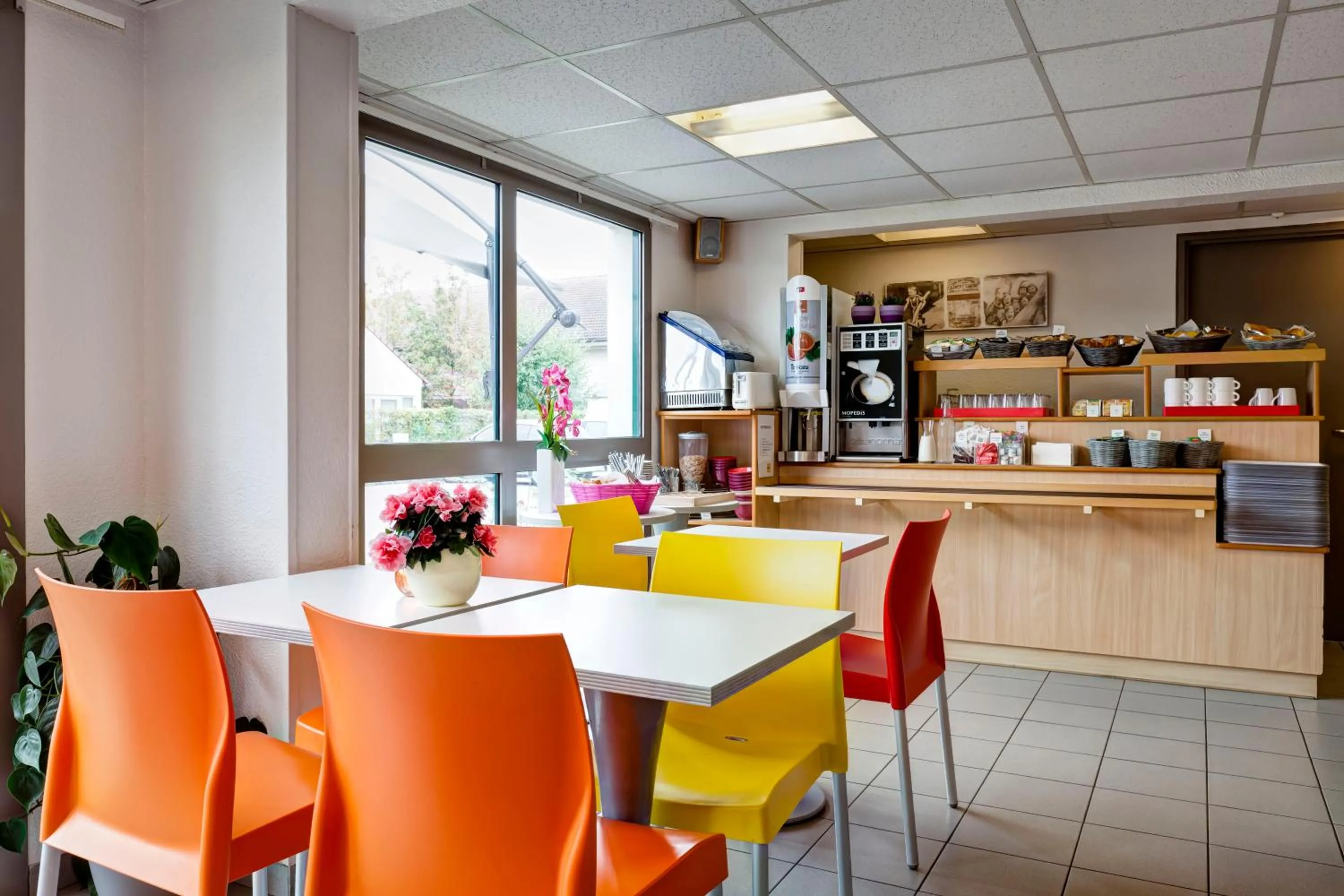 Communal lounge/ TV room in Première Classe Chalon Sur Saône