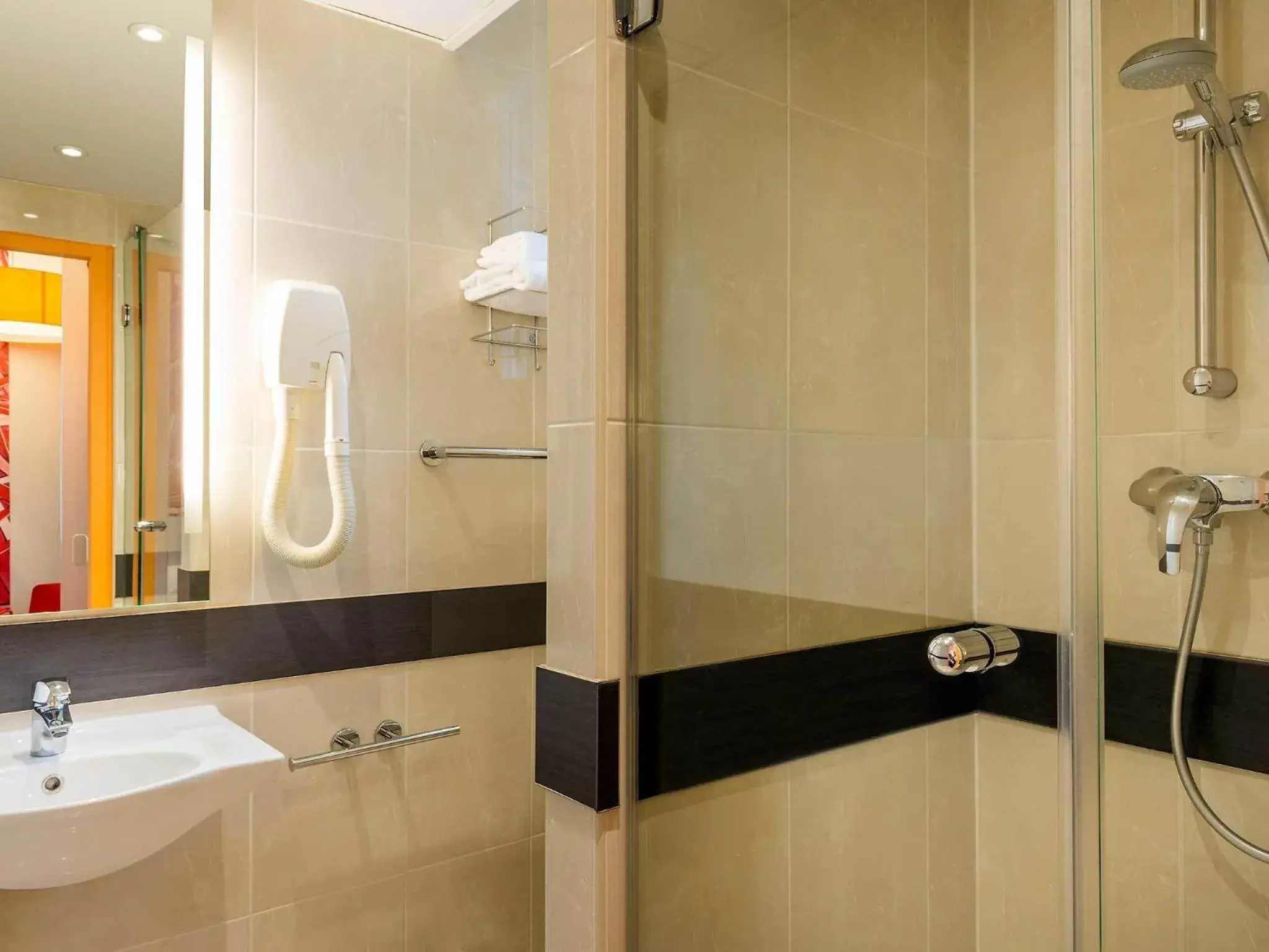 Bathroom in ibis Styles Paris La Défense Courbevoie Bathroom in ibis Styles Paris La Défense Courbevoie