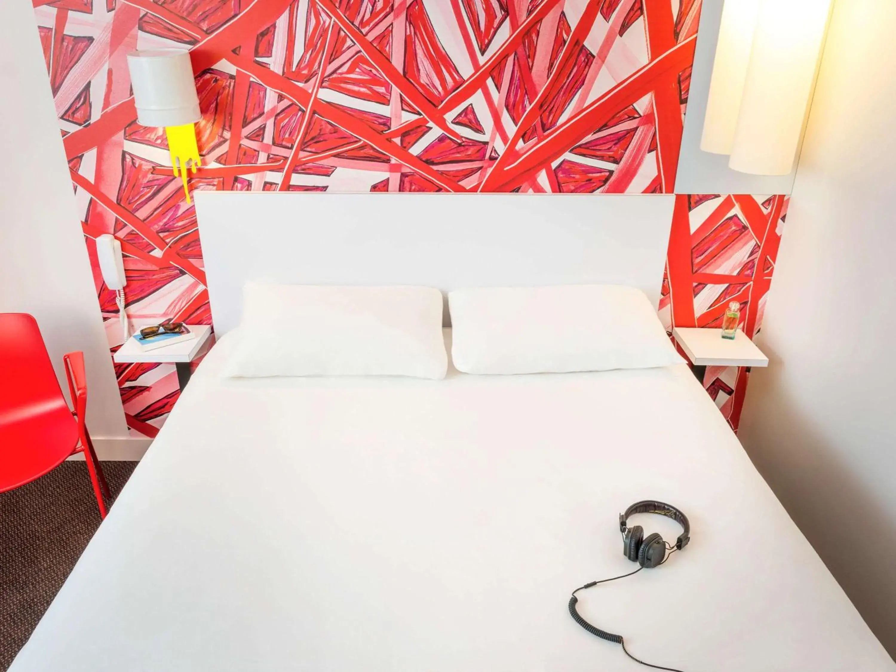 Photo of the whole room, Bed in ibis Styles Paris La Défense Courbevoie Photo of the whole room, Bed in ibis Styles Paris La Défense Courbevoie