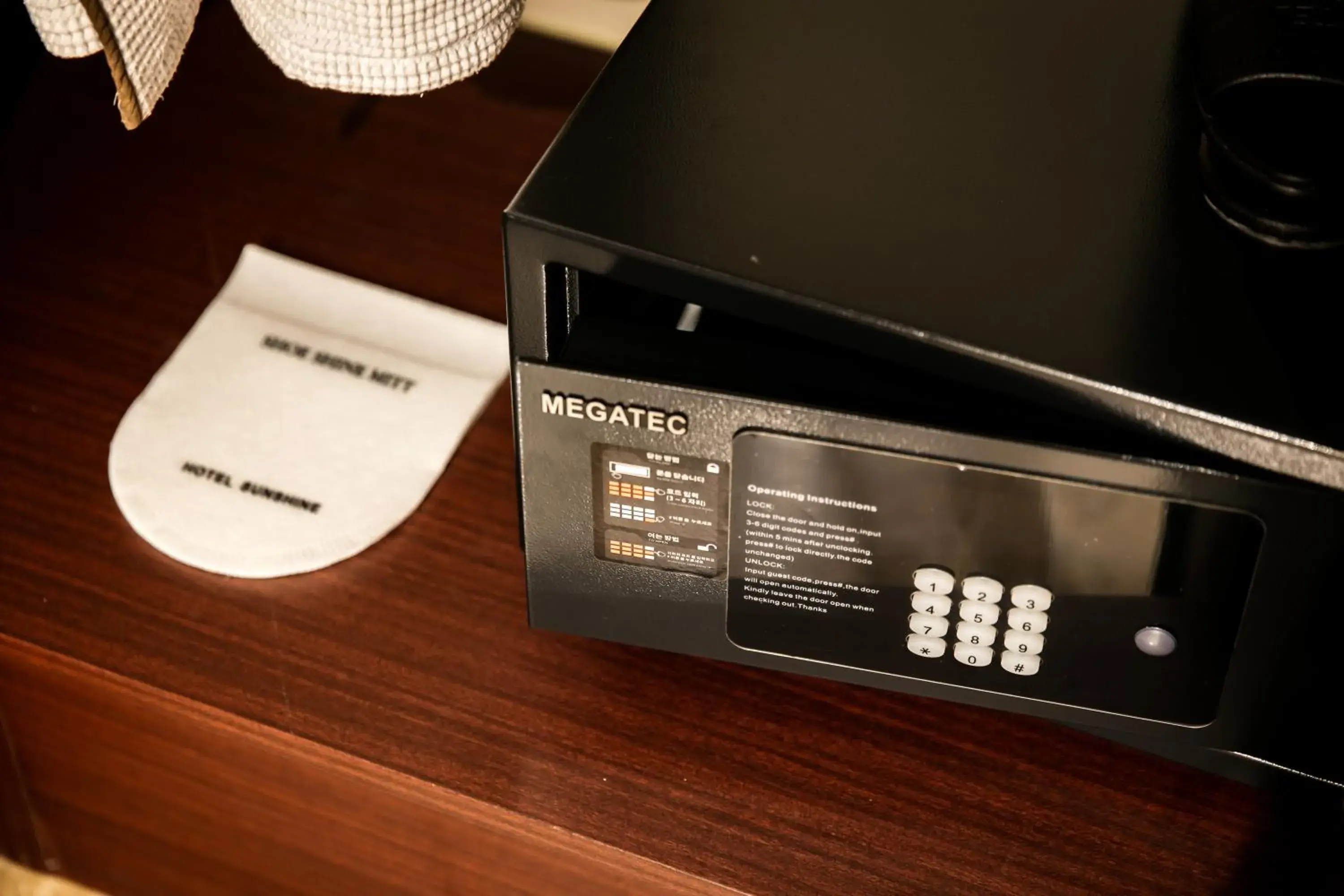 safe in Sunshine Hotel safe in Sunshine Hotel