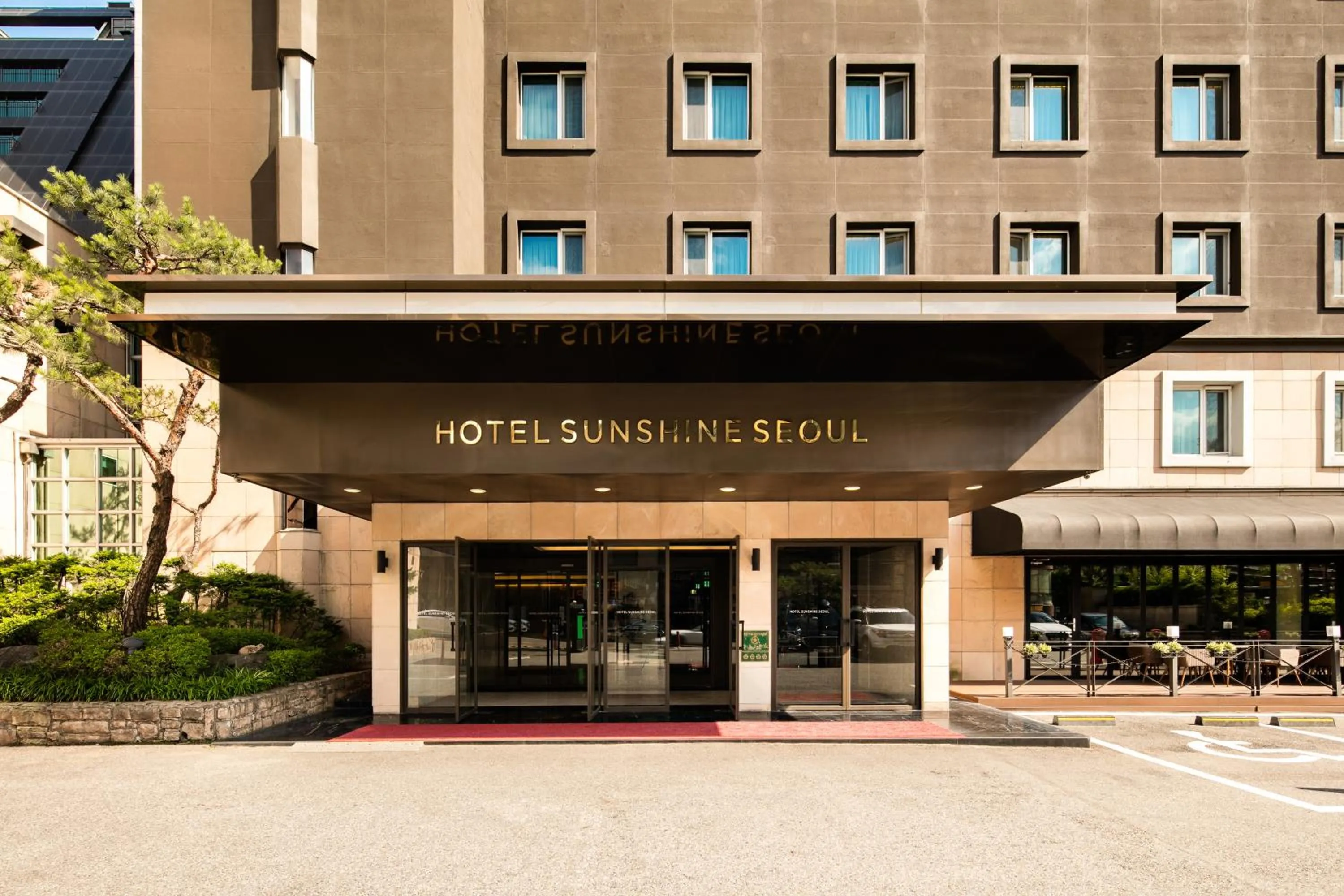 Facade/entrance in Sunshine Hotel