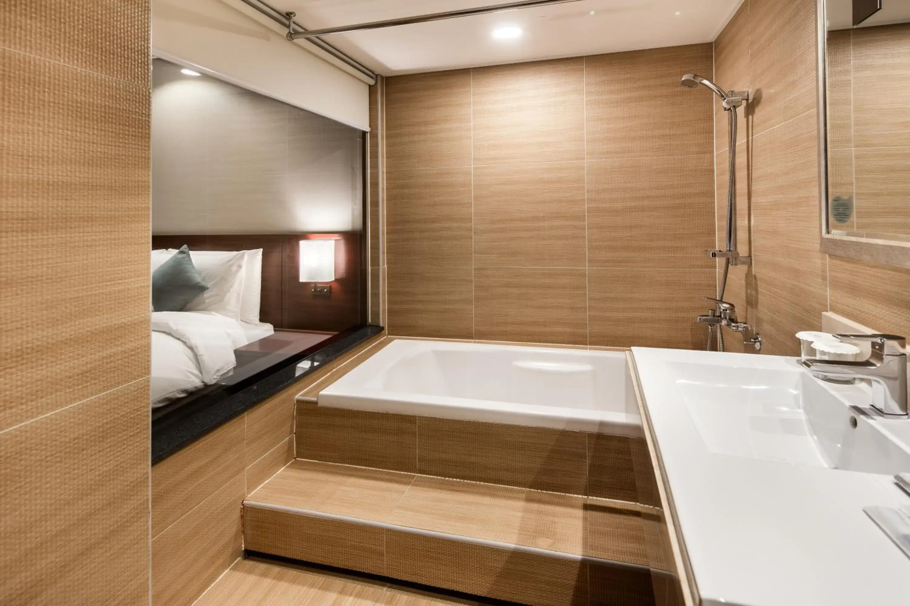 Bath, Bed in Sunshine Hotel Bath, Bed in Sunshine Hotel