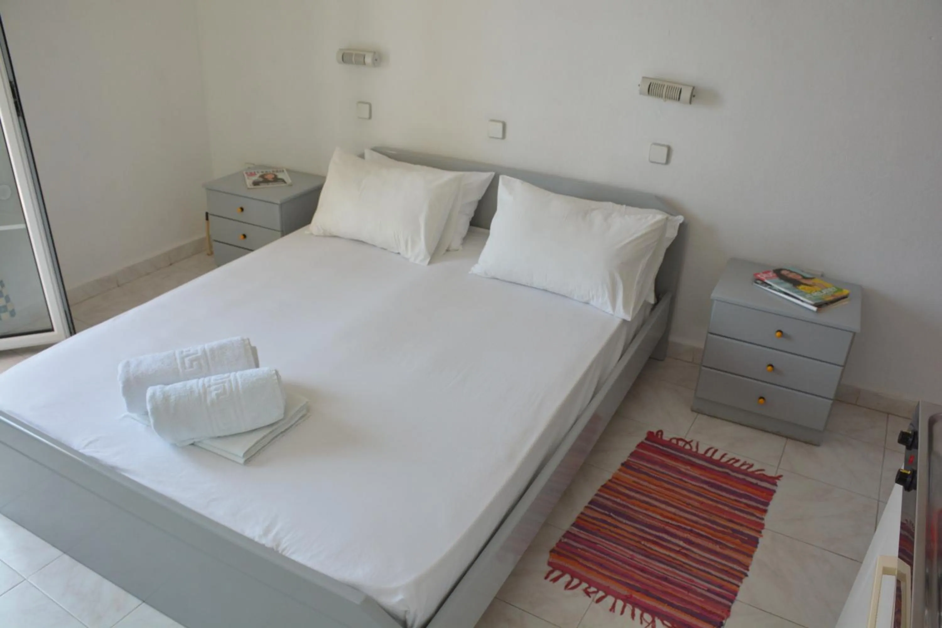 Property building, Bed in Paradise Studios