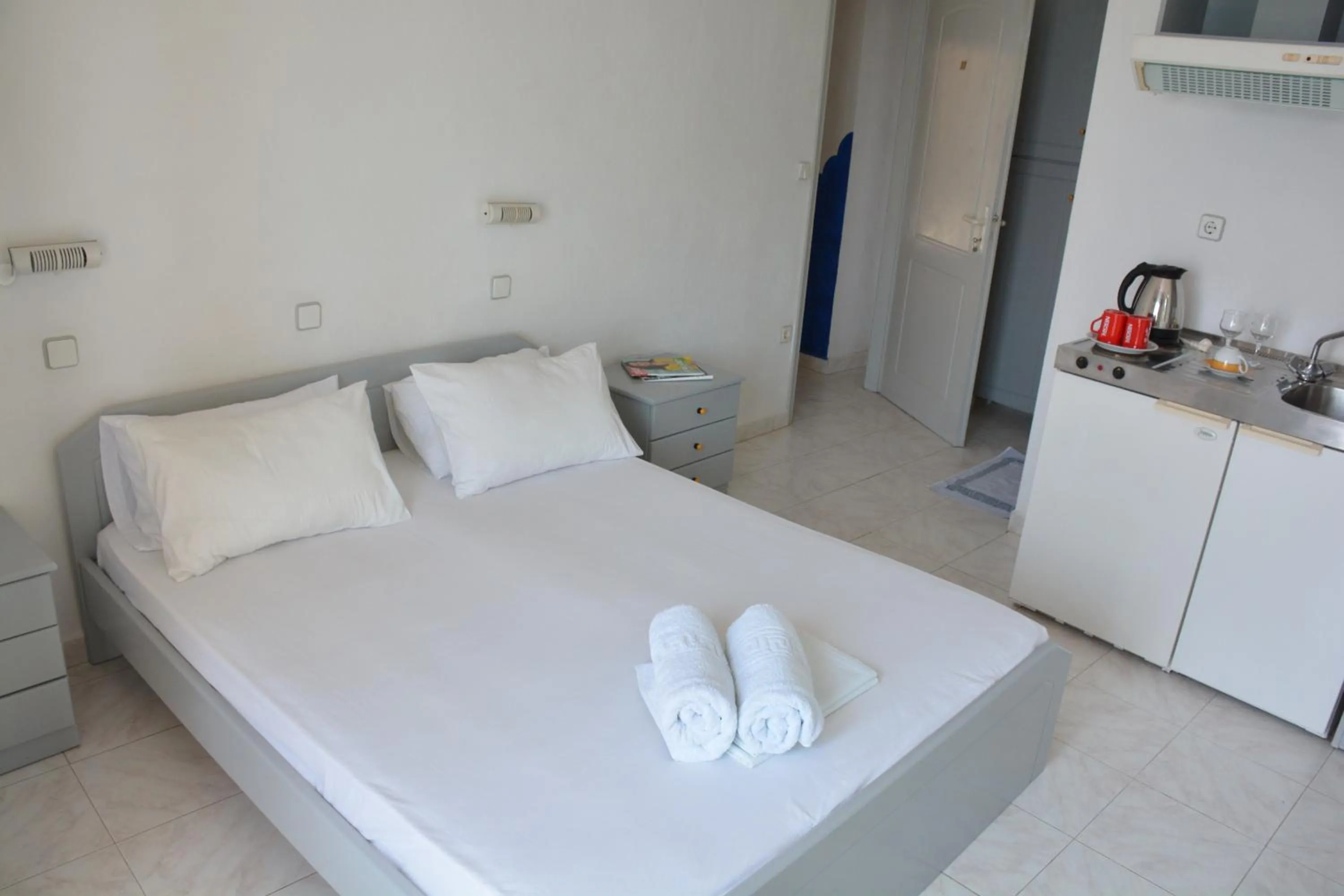 Bed in Paradise Studios