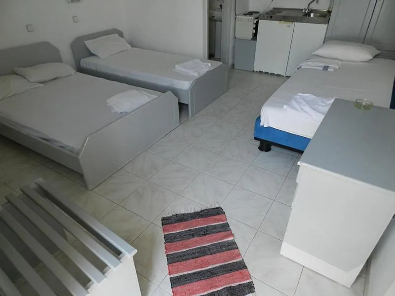 Photo of the whole room, Bed in Paradise Studios