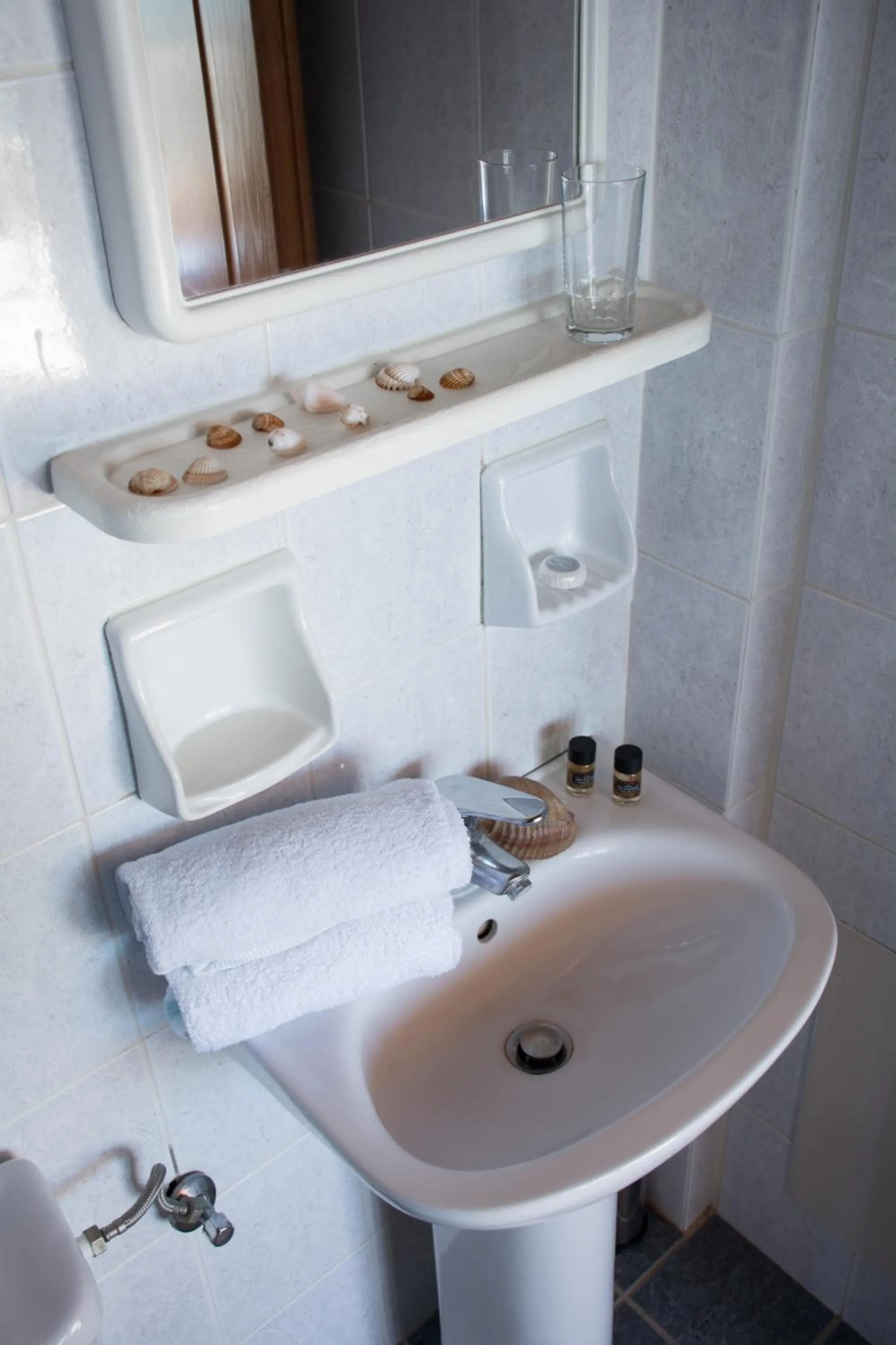 Bathroom in Paradise Studios