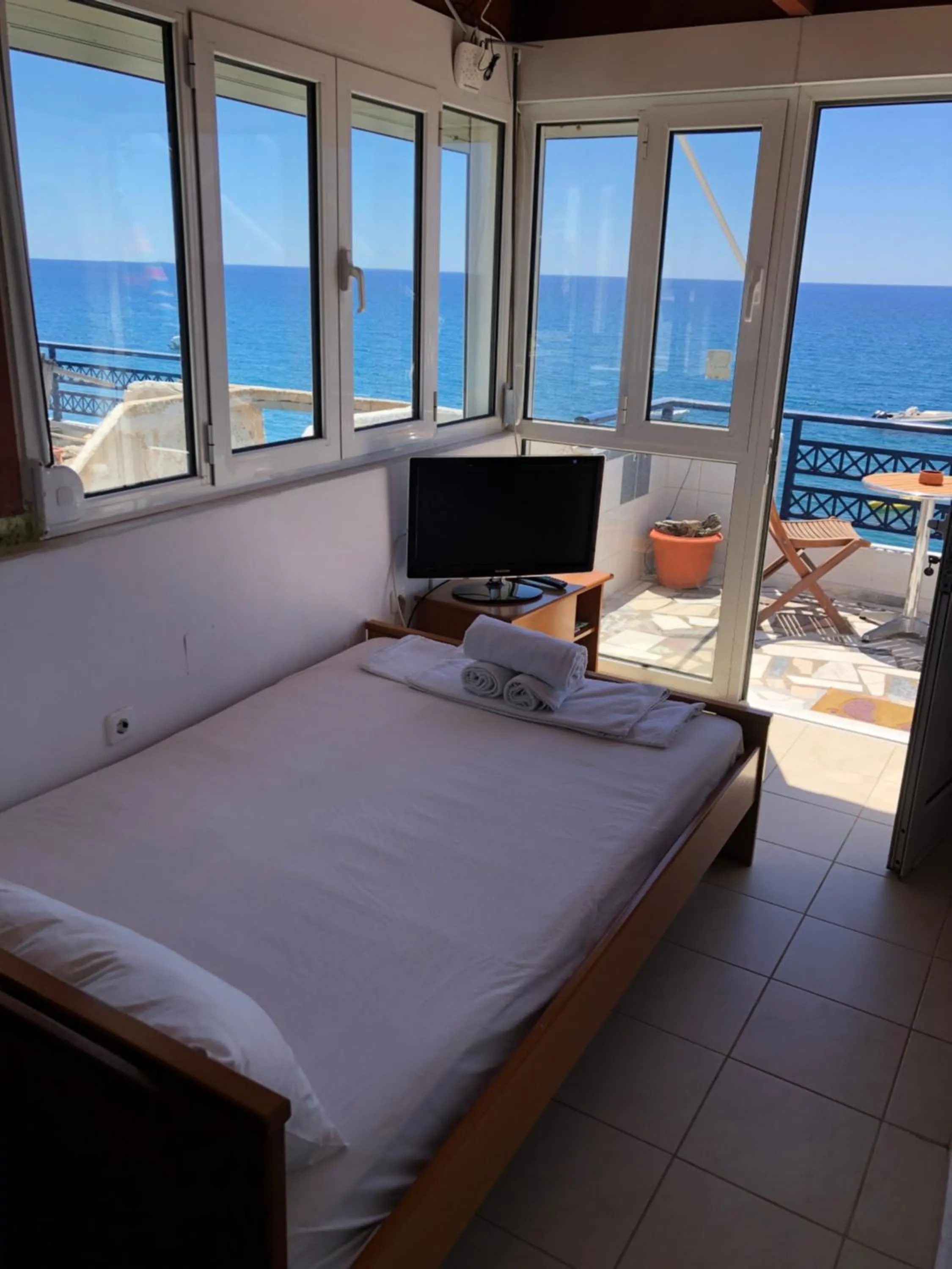 Bed in Paradise Studios