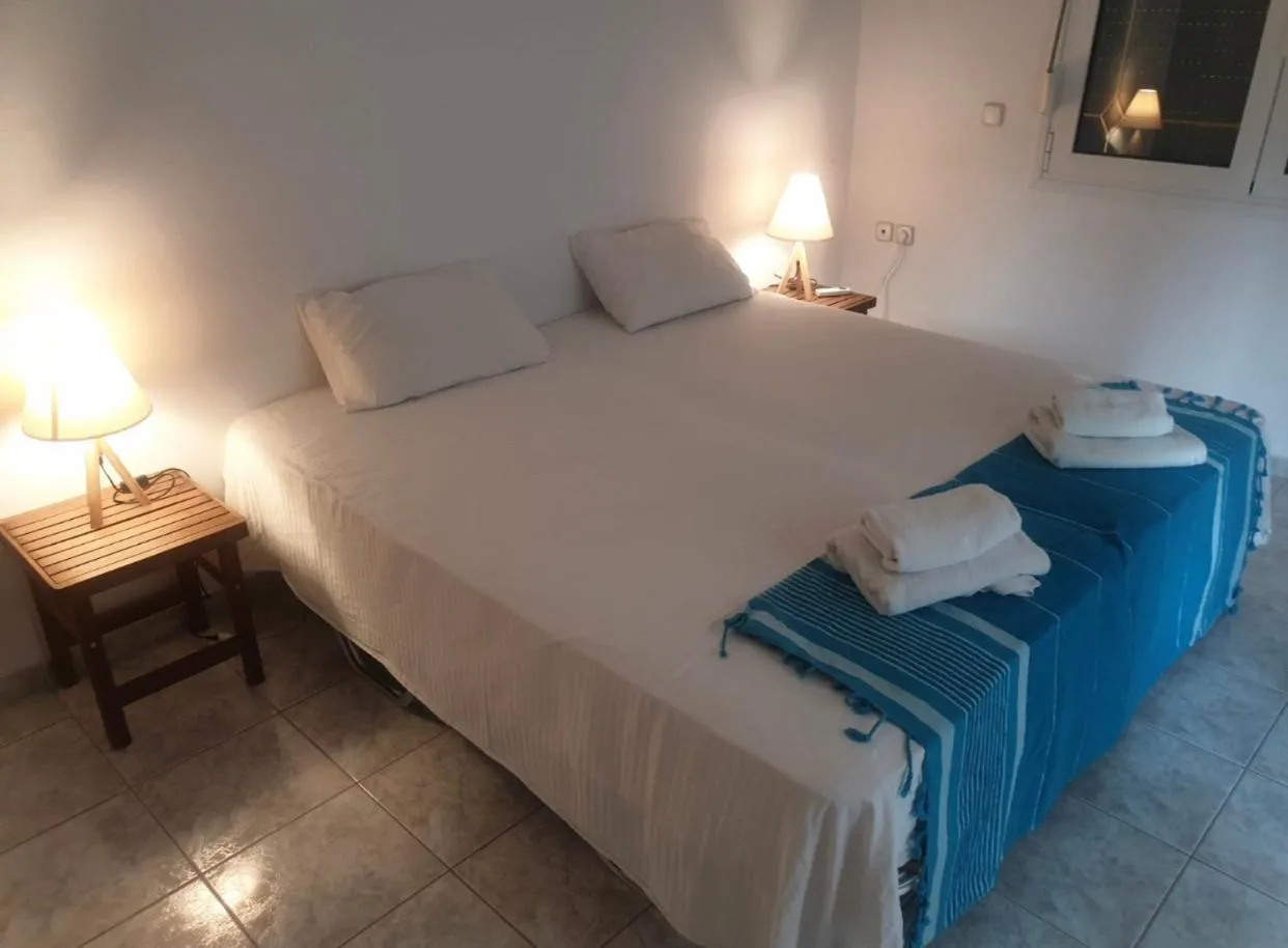 Photo of the whole room, Bed in Paradise Studios