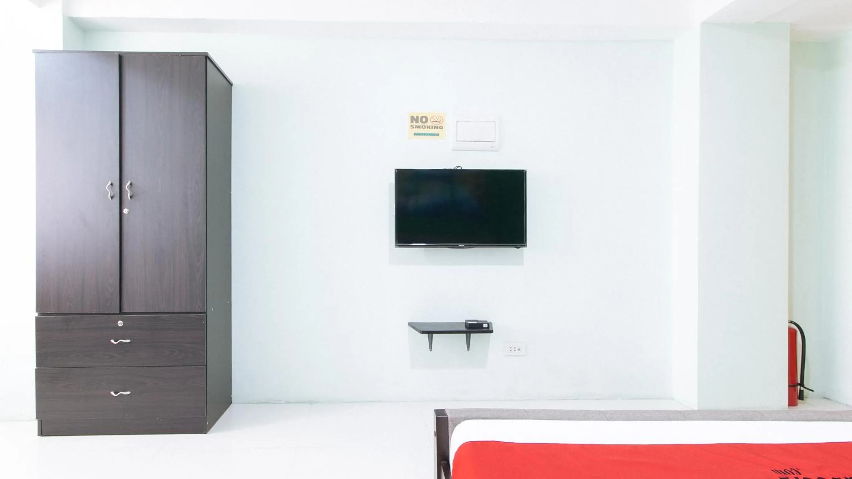 Bed, TV/Entertainment Center in RedDoorz near C5 Kalayaan Avenue Makati