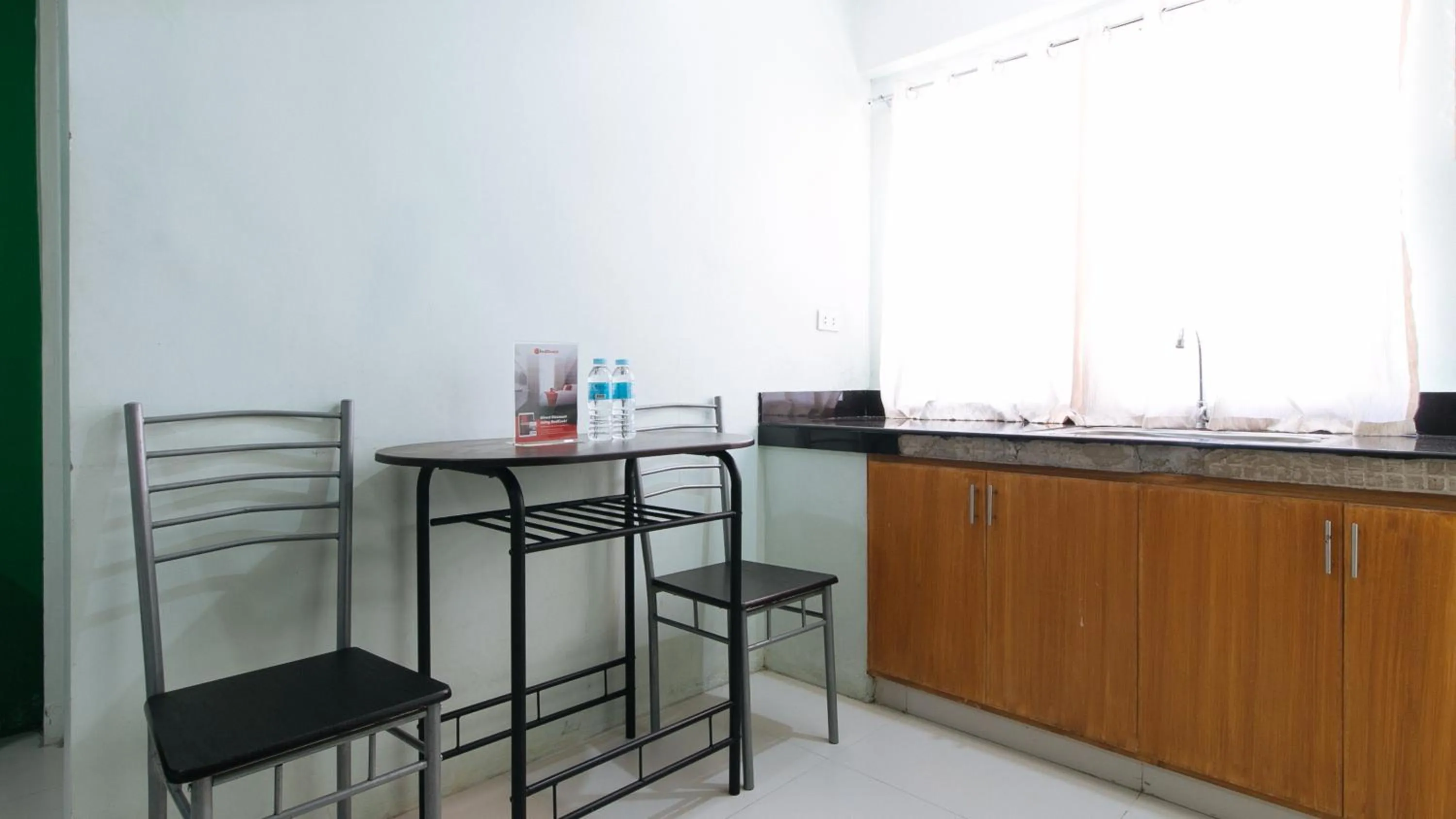 Seating area, Kitchen/Kitchenette in RedDoorz near C5 Kalayaan Avenue Makati