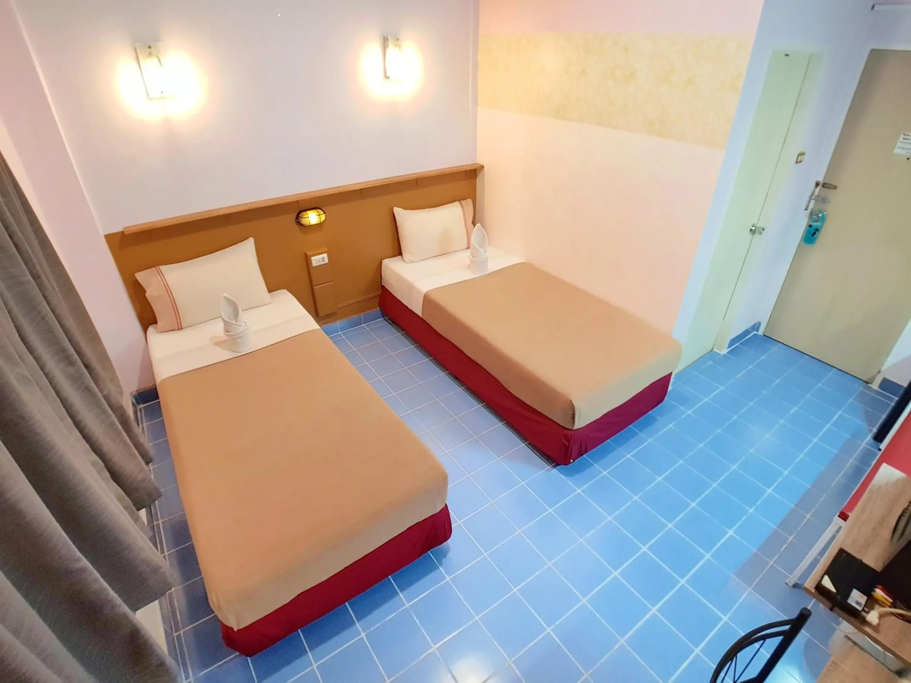 Bed in Pacific Inn Bed in Pacific Inn